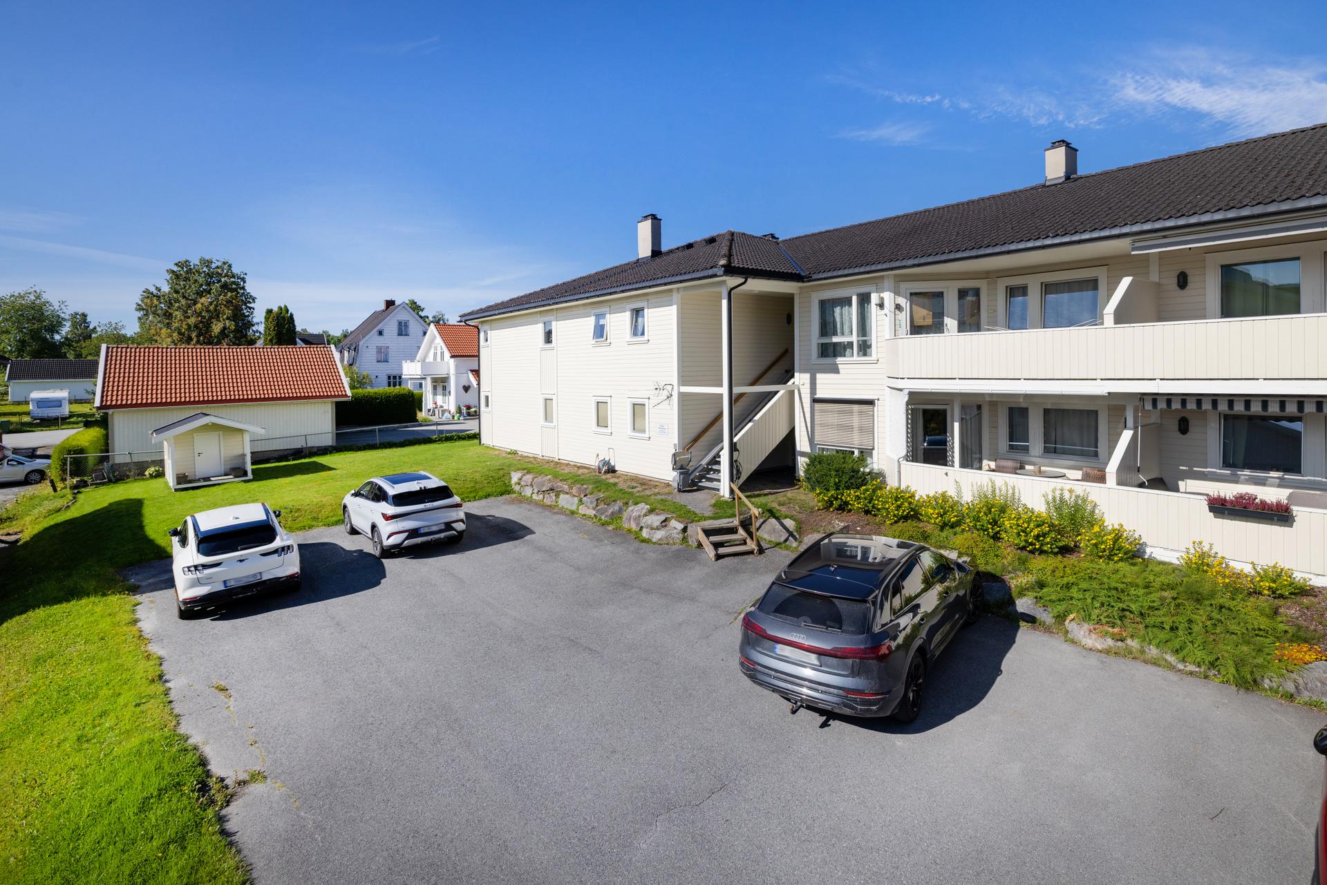 Det medfølger parkeringsplass på sameiets fellesareal i bakgården.. Bilde nummer 2 av 3