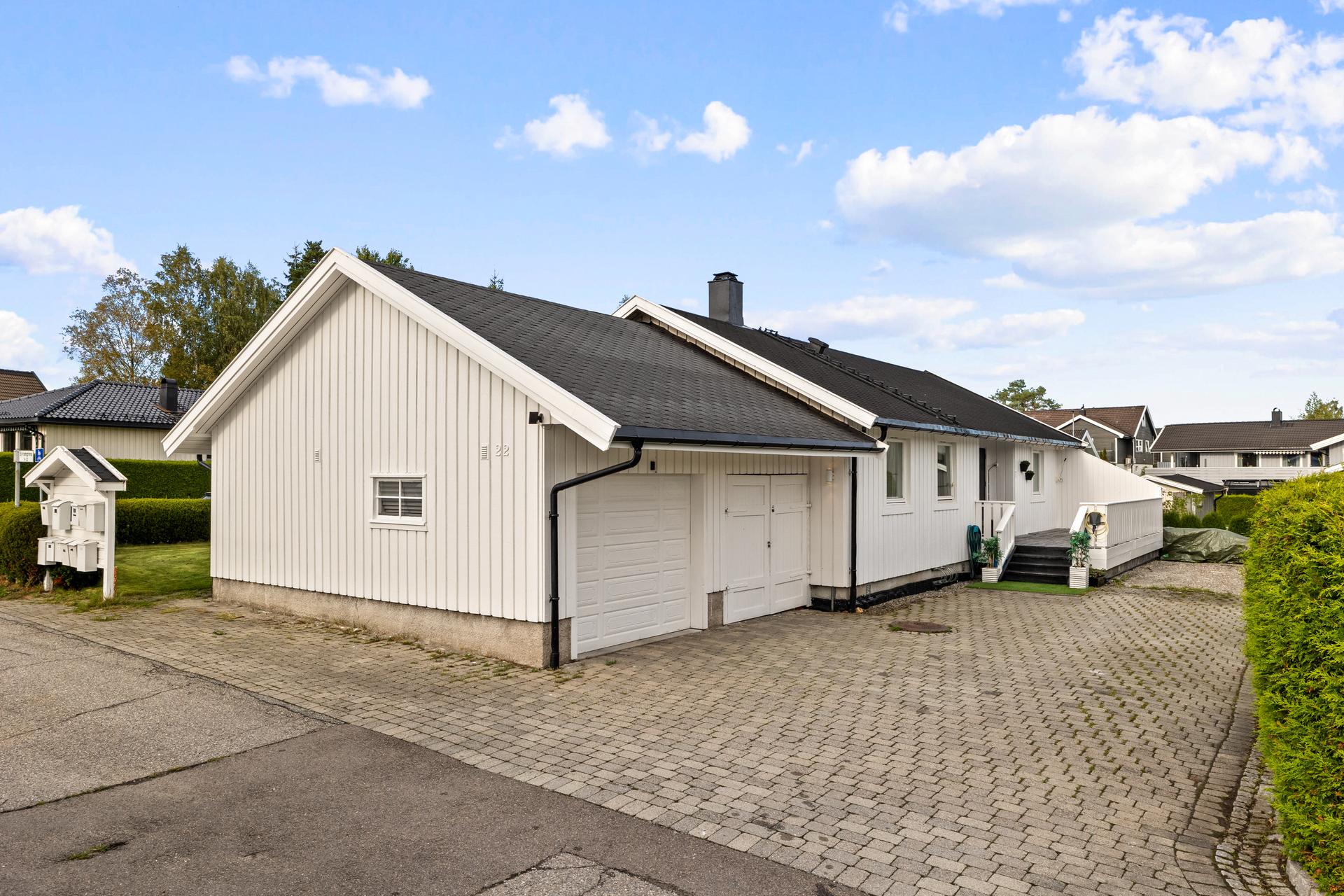 Steinlagt gårdsplass. Bilde nummer 3 av 3