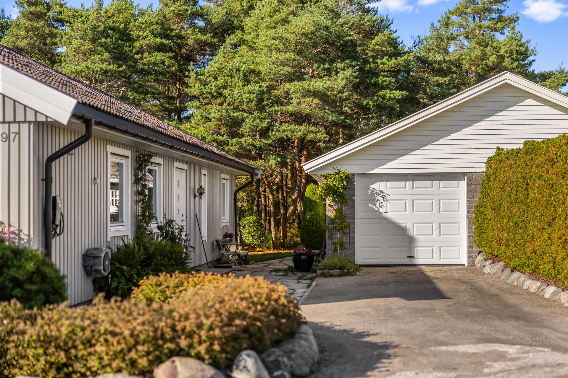 Det er en velholdt og koselig bolig med alt på ett plan. Bilde nummer 2 av 3