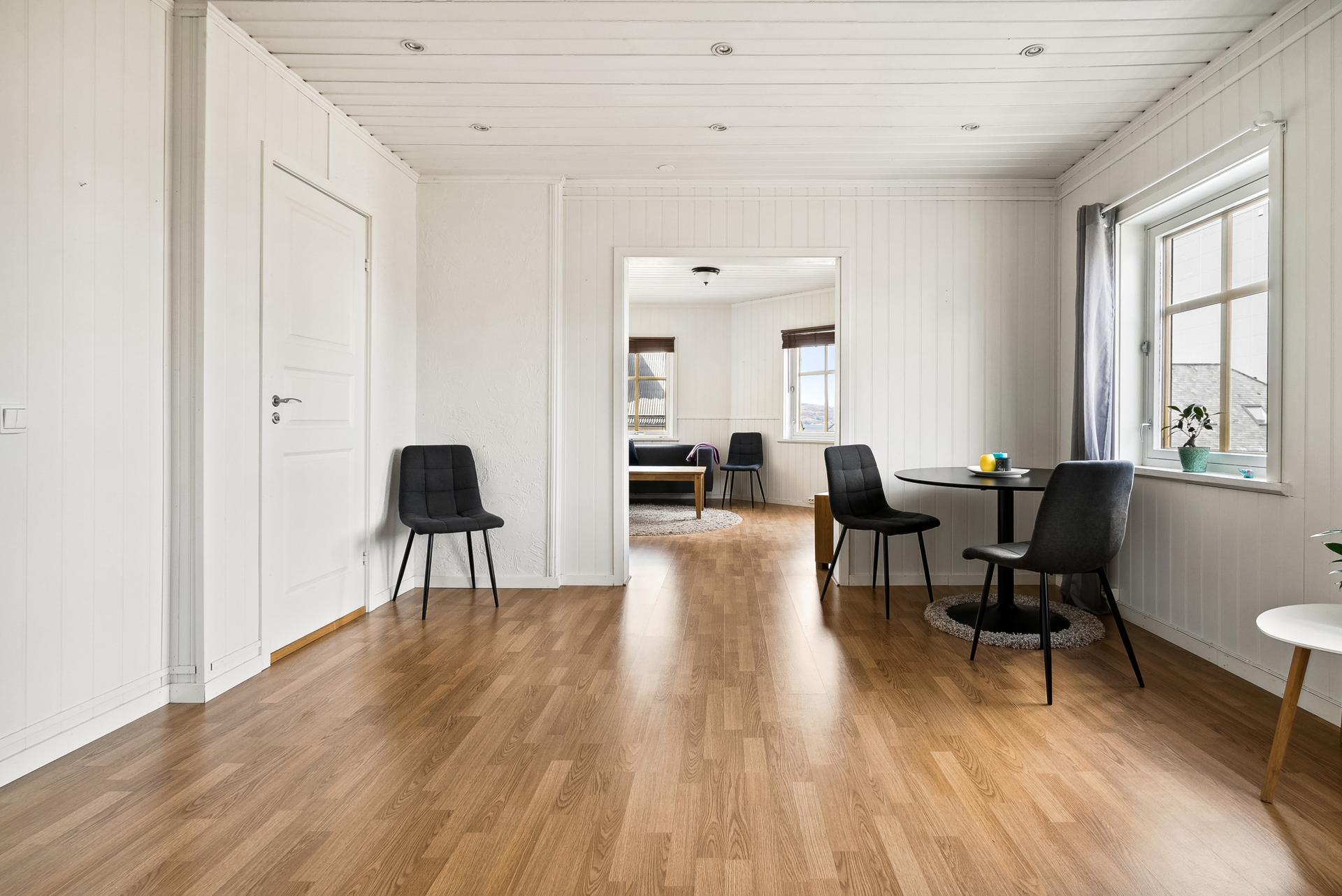 Velkommen til Torolv Kveldulvsons gate 40 - Her er det åpnet opp mellom de 2 stuene så planløsningen oppleves luftig. Bilde nummer 1 av 3