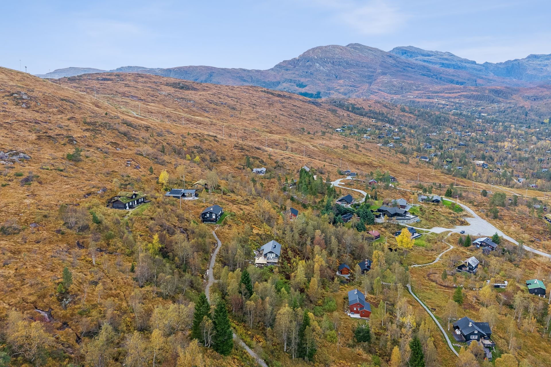 Tomten ligger i naturskjønne omgivelser på Kvamskogen, med umiddelbar nærhet til skiløyper og flott turterreng. Her kan man nyte det beste fjellet har å by på året rundt, enten målet er aktive dager ute eller rolige helger i vakker natur.. Bilde nummer 2 av 3