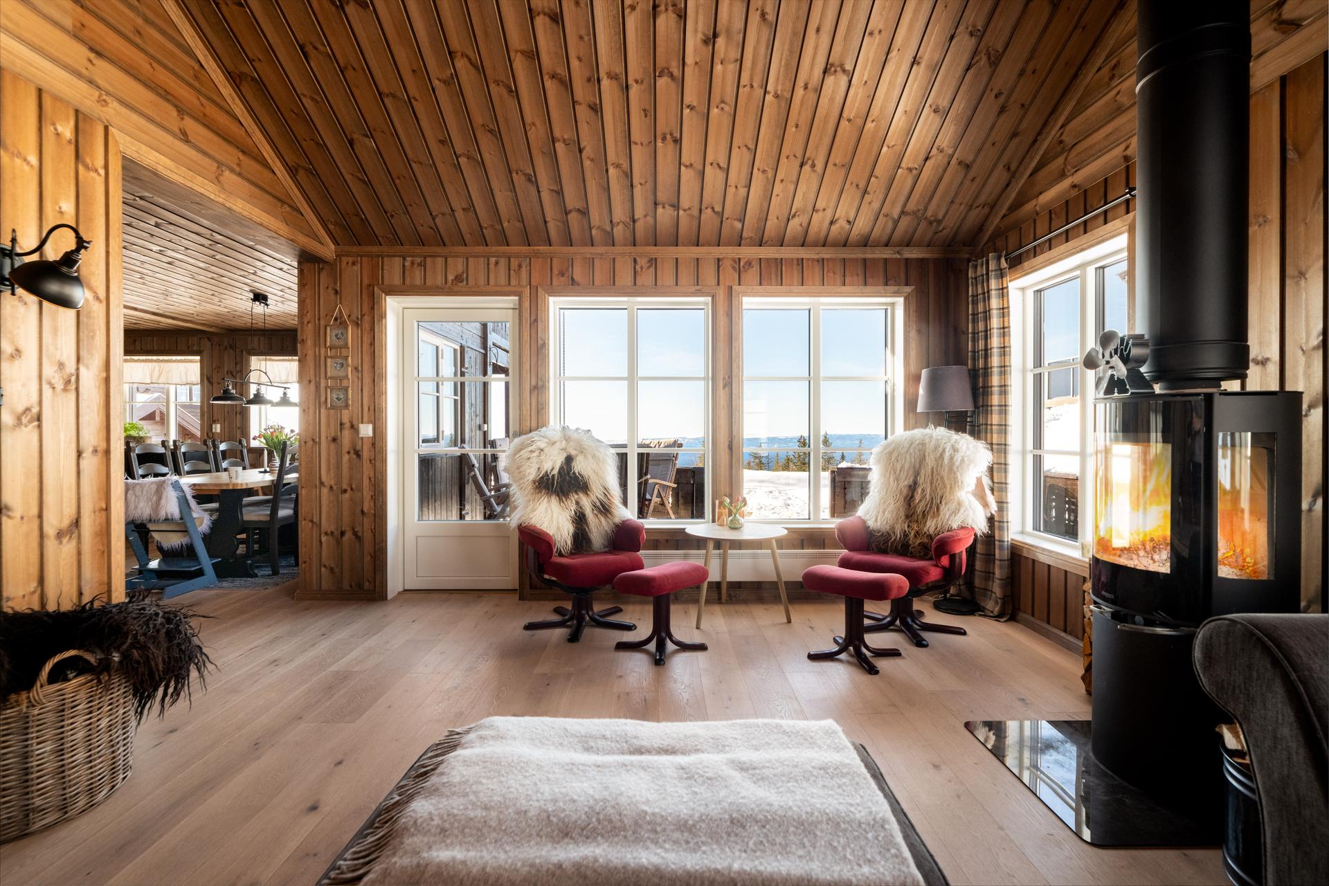 Hytta fremstår med en moderne og god hyttestandard, og praktiske romløsninger i to flotte etasjer. Det er 3 soverom og 2 bad i hytta, så her er det plass til hele familien!. Bilde nummer 3 av 3