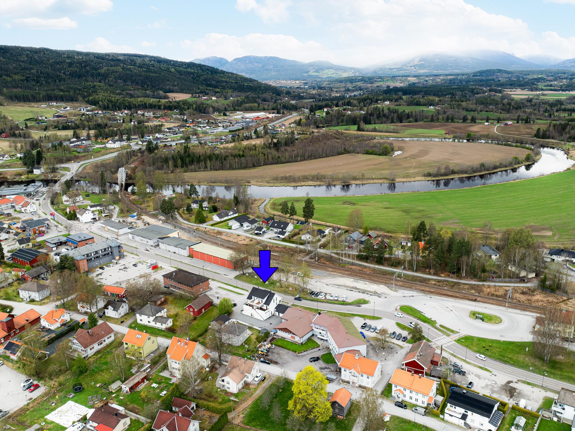 En meget spennende og innholdsrik kombinasjonseiendom med mange muligheter! Eiendommen ligger midt i Gvarv sentrum med alle fasiliteter i nærområdet, med kort veg til barnehager og 10-årig skoletilbud ved Gvarv skole. . Bilde nummer 3 av 3