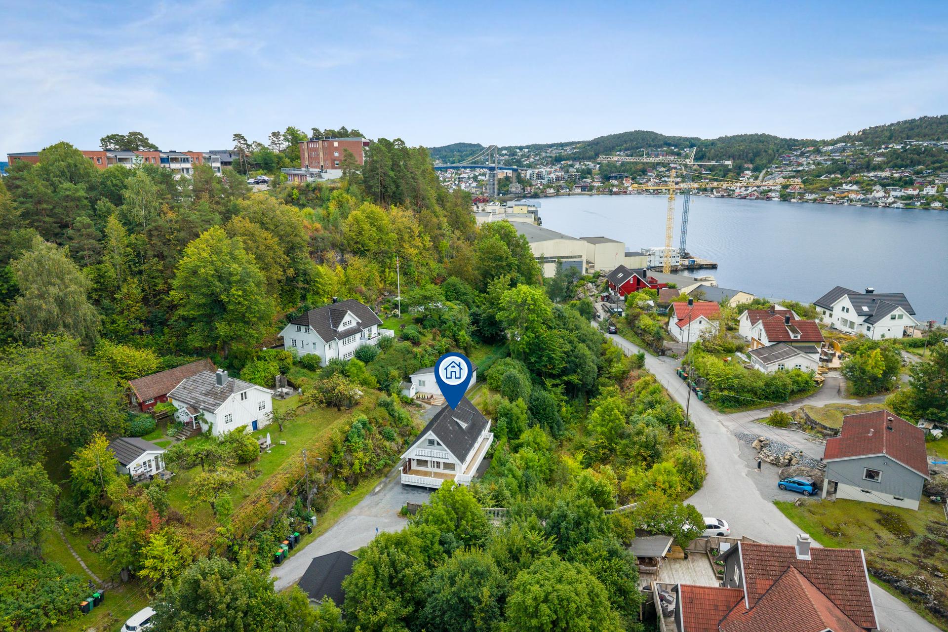 Oversiktlig plassering i terrenget med nærhet til sjøen og omkringliggende bebyggelse.. Bilde nummer 3 av 3