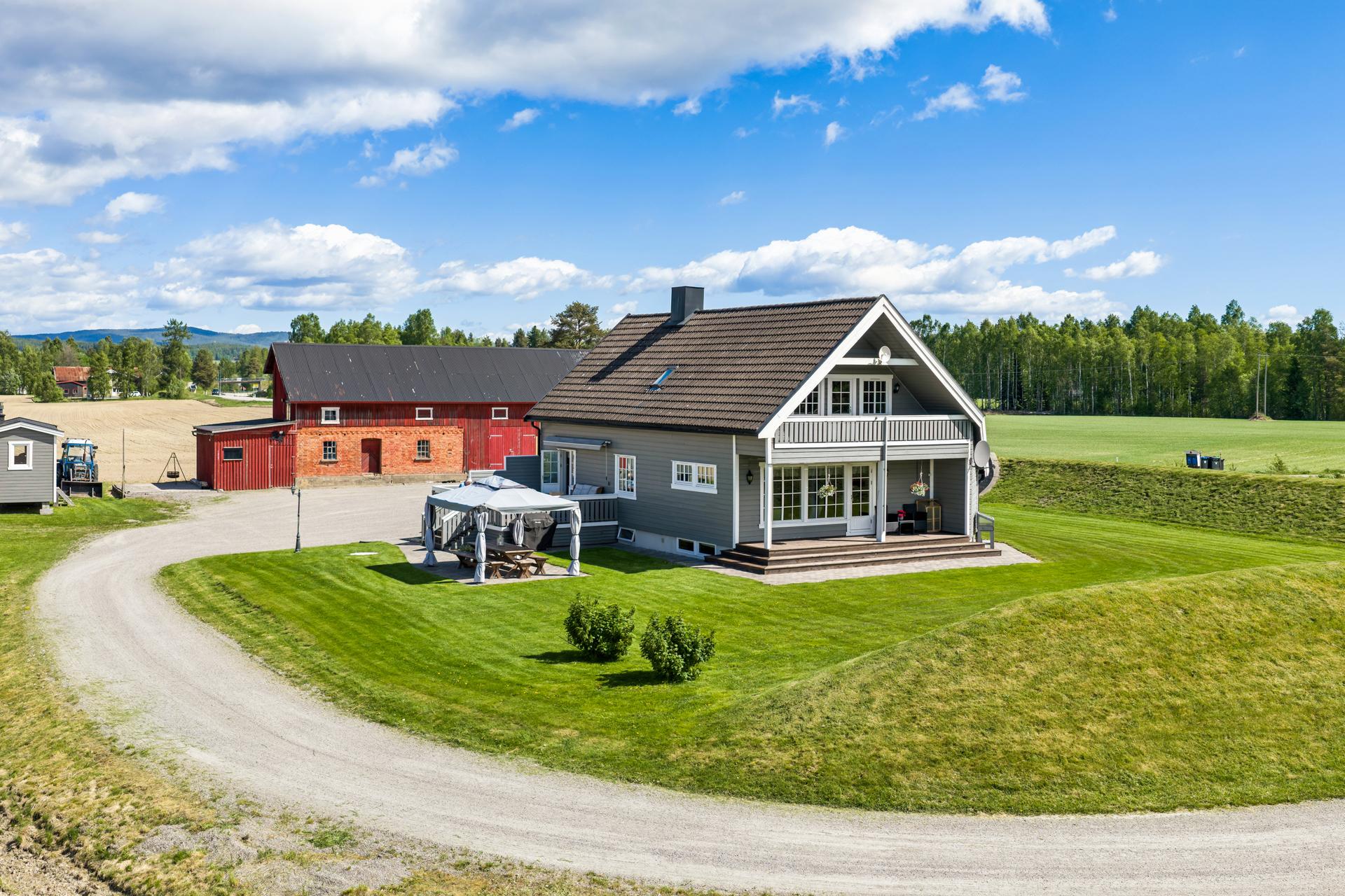 Dette våningshuset fra 1940 ble vesentlig oppgradert og tilbygget i 1988. Bilde nummer 2 av 3