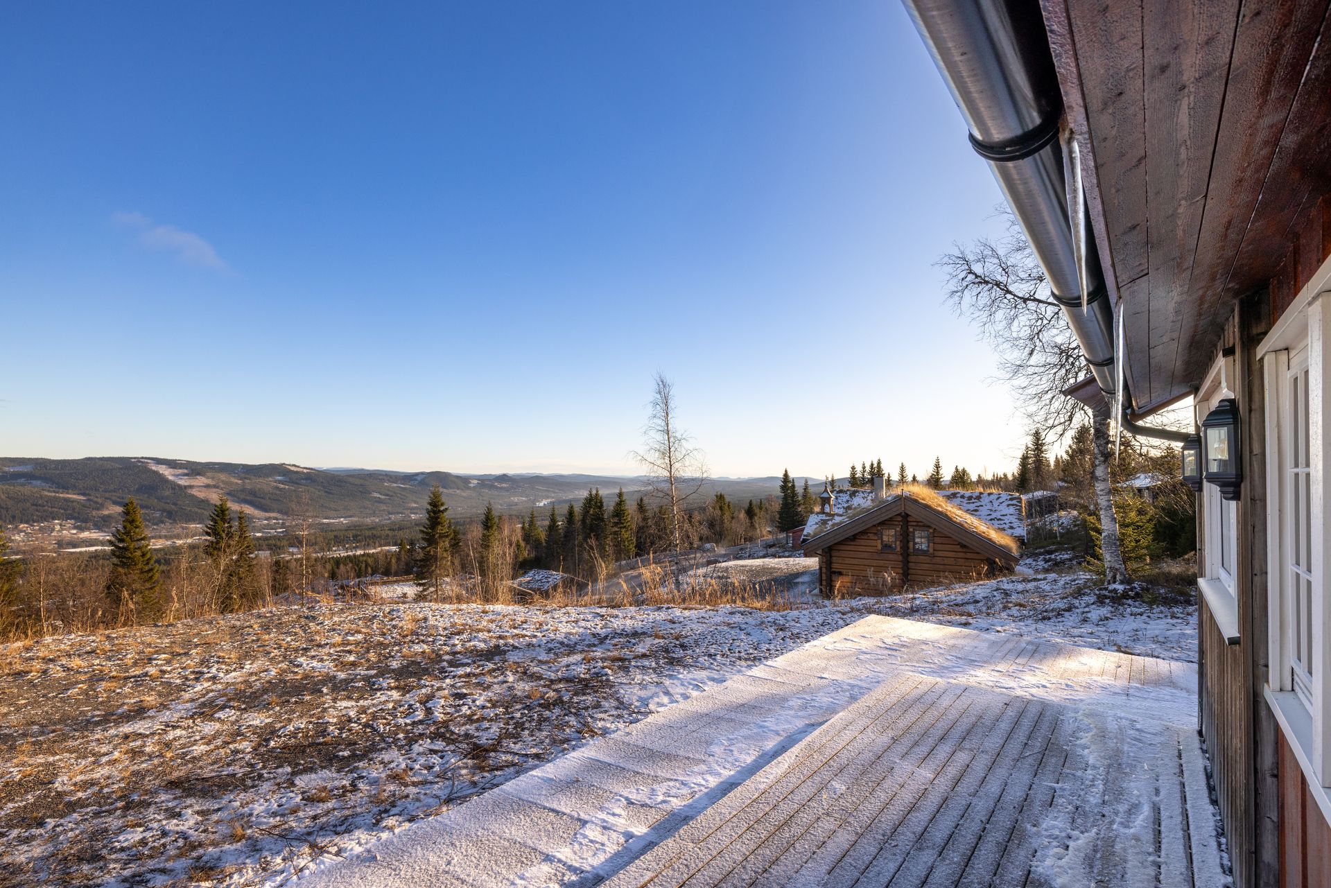 Her får du en romslig familiehytte med tilnærmet panoramautsikt, private omgivelser og alle fasiliteter man kan ønske. Bilde nummer 2 av 3
