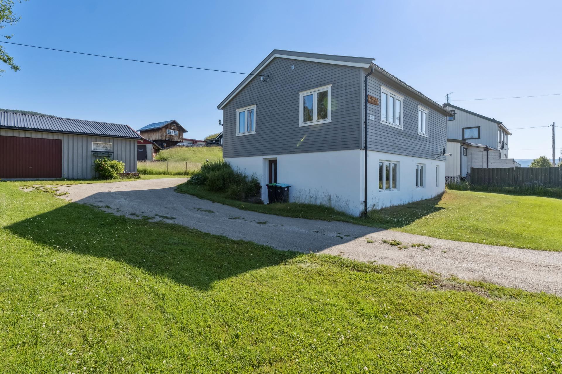 Velkommen til Folldalsvegen 3104! Enebolig med stor hage og separat garasjebygg på 33m².. Bilde nummer 1 av 3