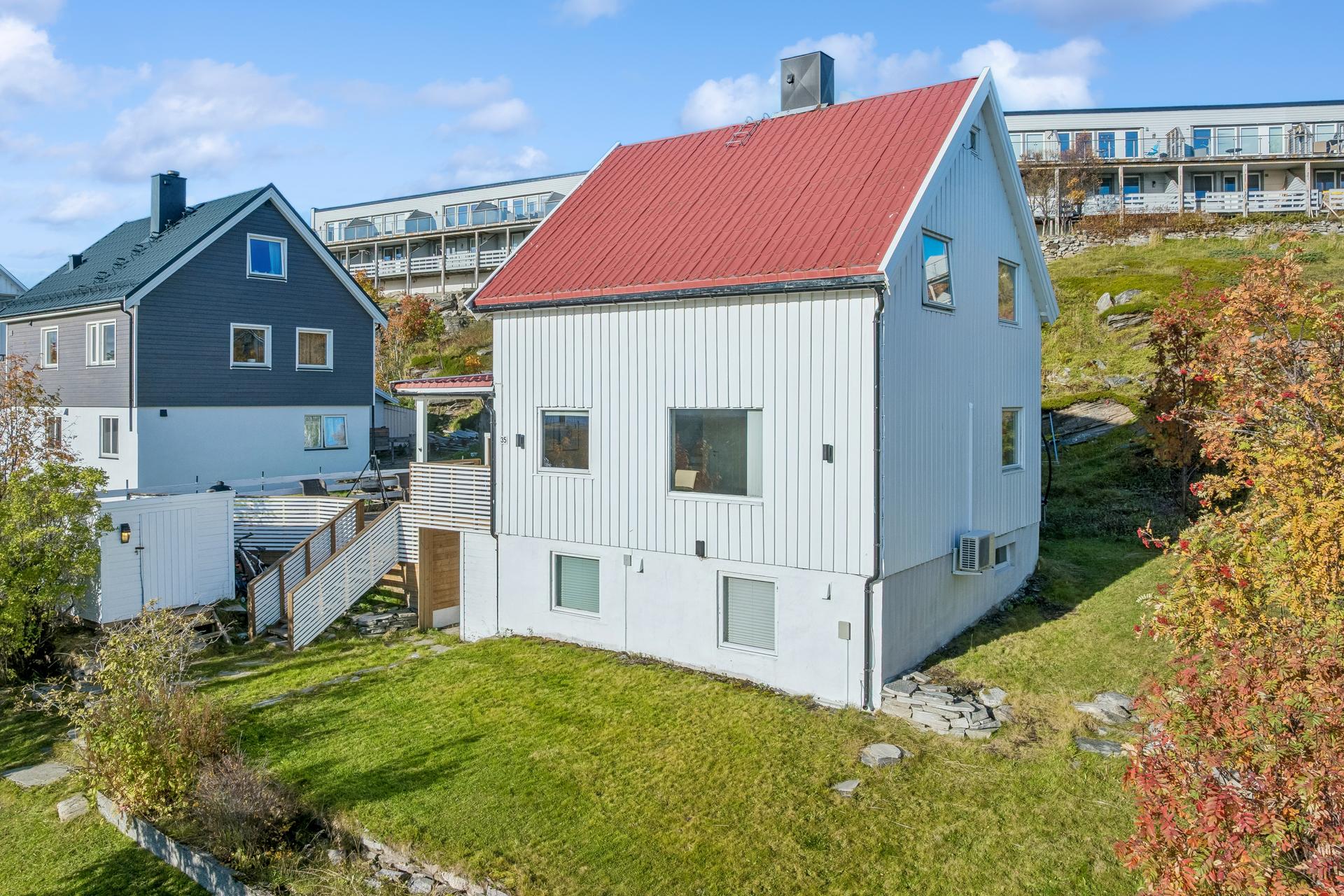 Innholdsrik enebolig over tre plan med stor terrasse, hage og attraktiv beliggenhet ved Rossmolla.. Bilde nummer 2 av 3