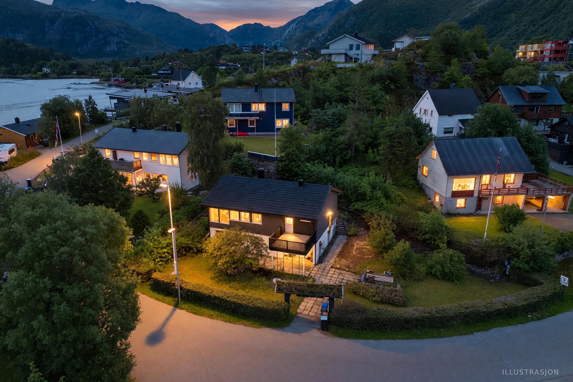 Eiendommen ligger i et etablert nabolag med kort vei til sjø, fjell og Svolvær sentrum. Bildet er en Illustrasjon. Bilde nummer 2 av 3
