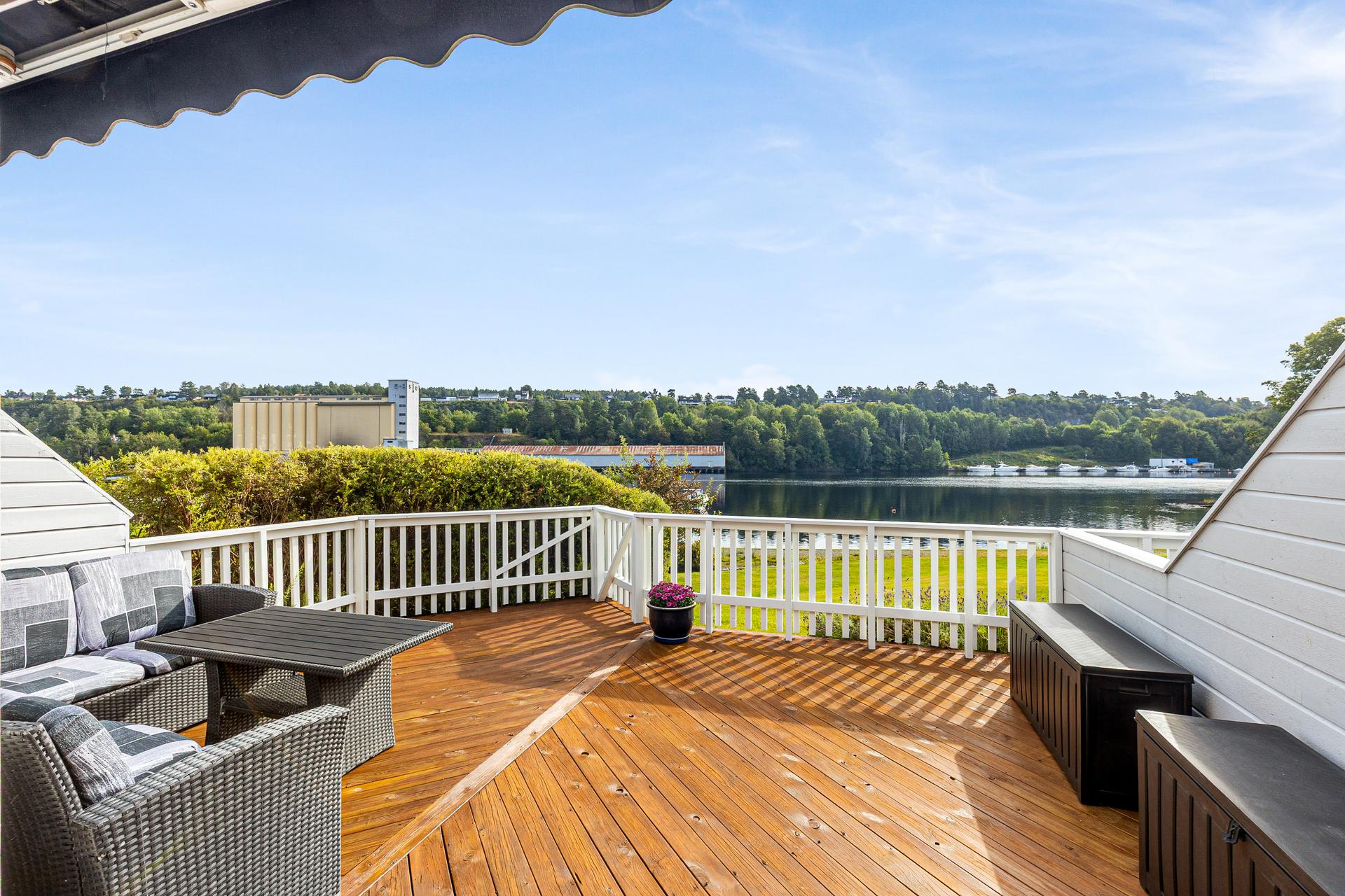 Tiltalende og moderne 1/2-part av tomannsbolig i første rekke mot vannet | 3 sov, 2 terrasser og balkong | Båtplass og carport . Bilde nummer 2 av 3
