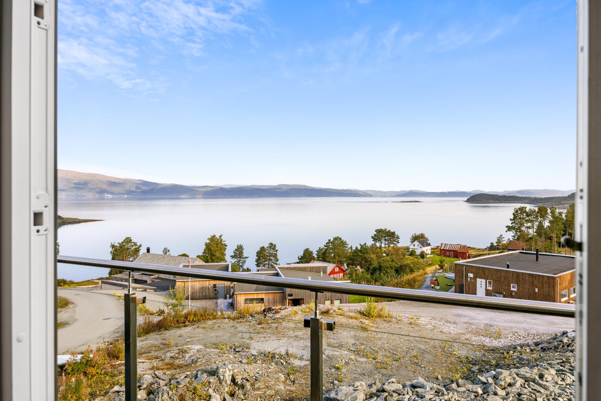 Leiligheten har en vid sjøutsikt! . Bilde nummer 2 av 3
