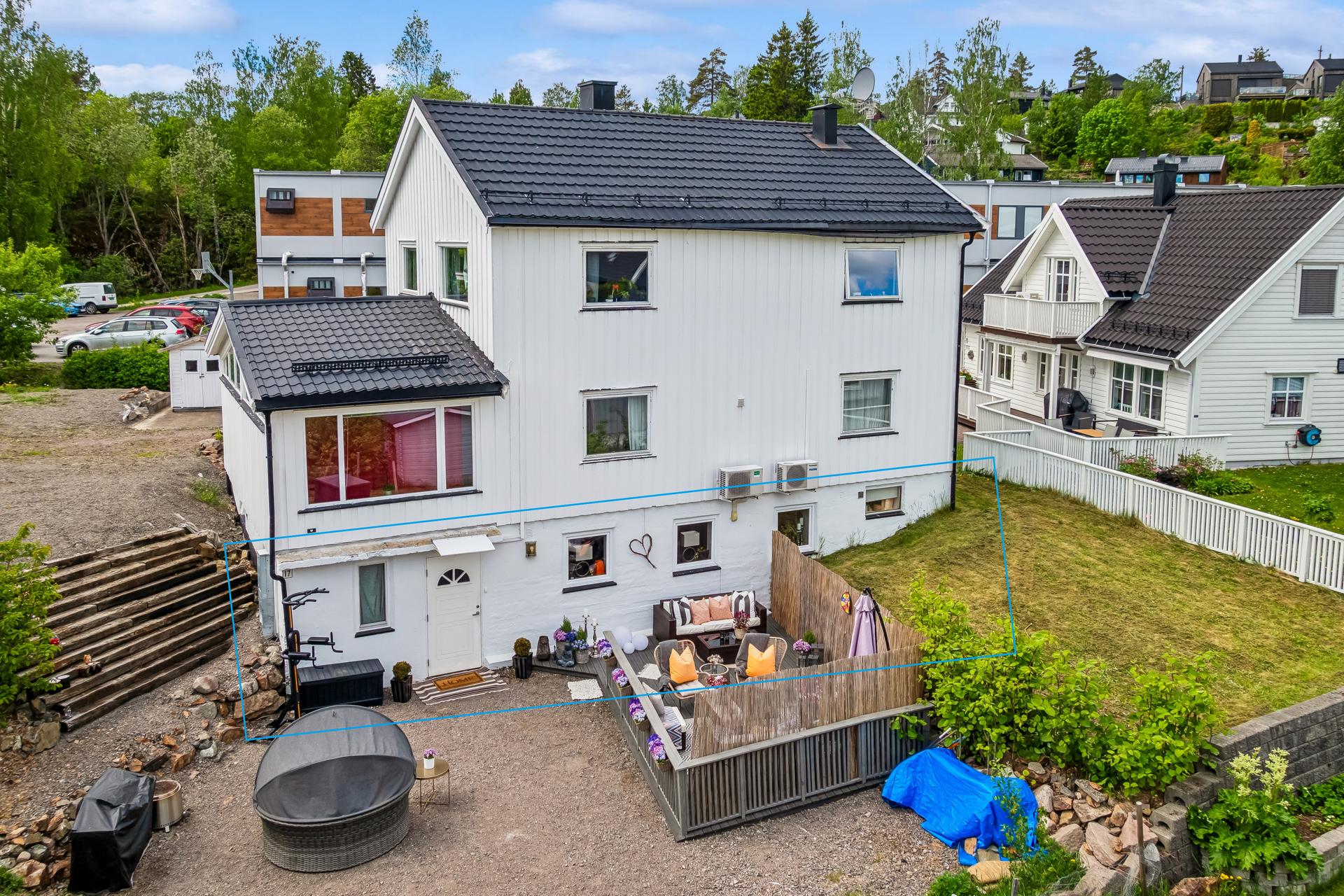 3-roms sokkelleilighet i et etablert boligområde med gangavstand til Nittedal stasjon (5 min) og dagligvarebutikk. Foto: Paul Smith/EFKT. Bilde nummer 1 av 3