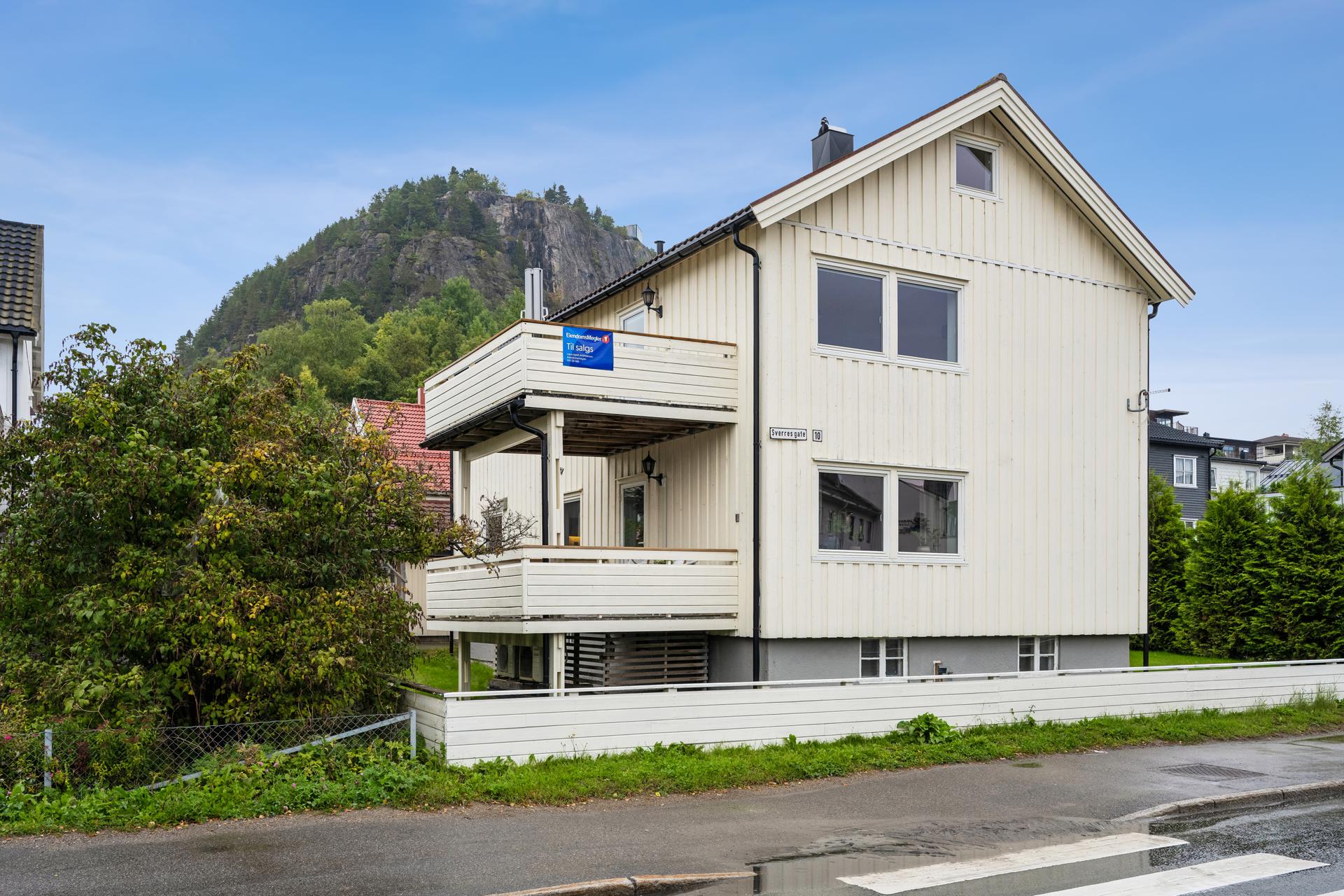 Seksjonert tomannsbolig. Omfattende rehabilitert både innvendig og utvendig i perioden 2007/2008 . Bilde nummer 2 av 3