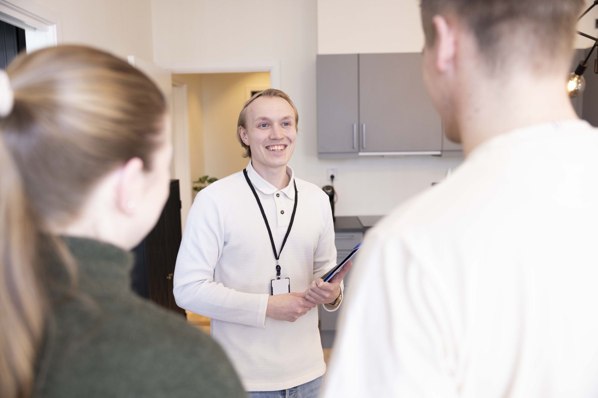 Utleiespesialist Alexander med kundene Ida og Emil