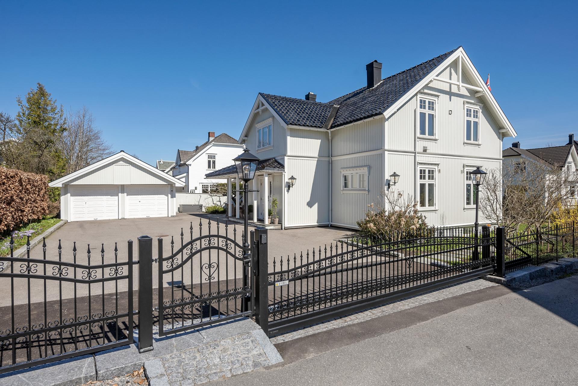 Representativ og staselig eiendom med karakteristiske detaljer!. Bilde nummer 2 av 3