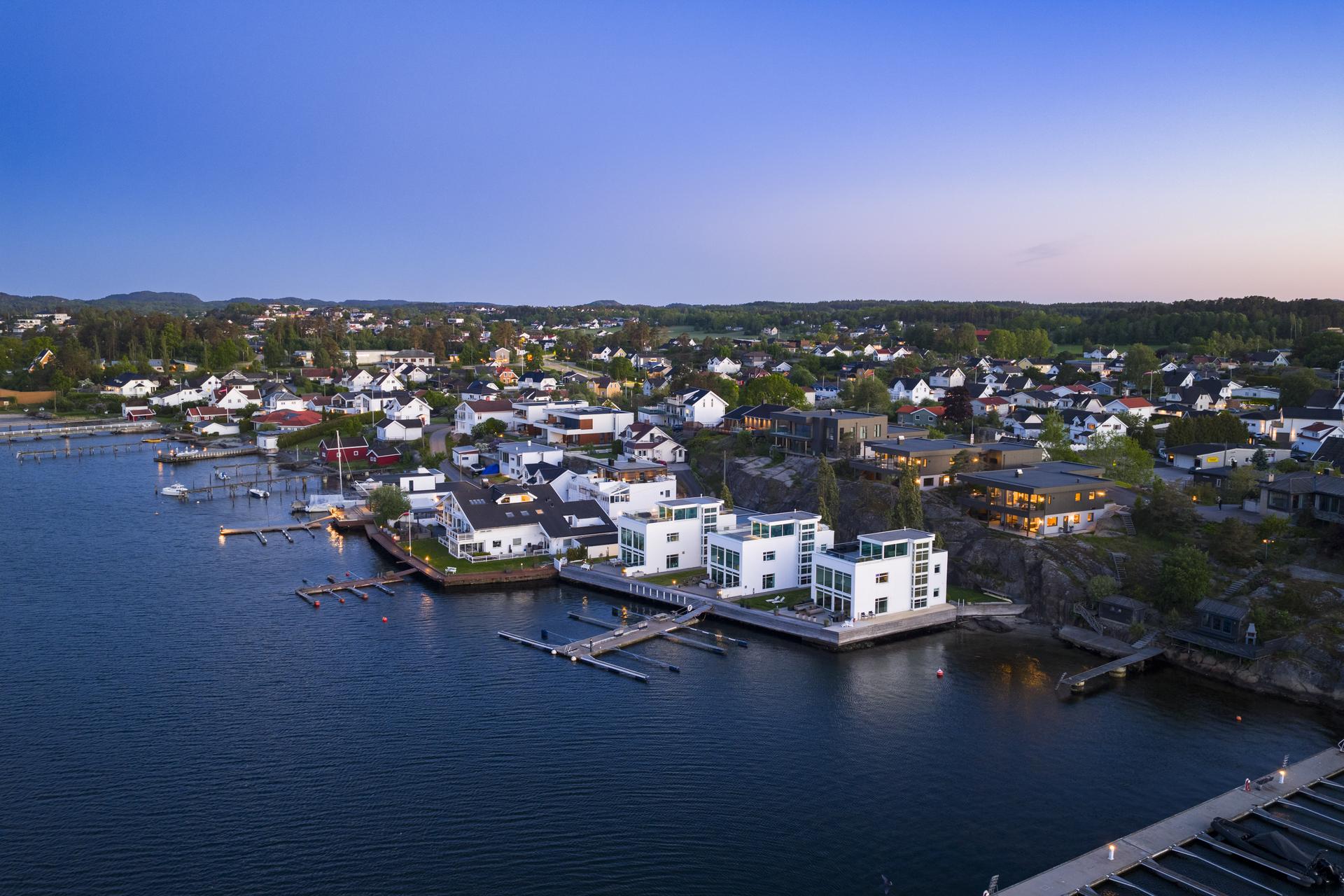 Nybygd enebolig fra 2024 med effektive energiløsninger som bergvarme og balansert ventilasjon. TG0 på alle vurderte punkter i tilstandsrapporten, som er uvanlig og vitner om bolig meget god teknisk stand. . Bilde nummer 2 av 3