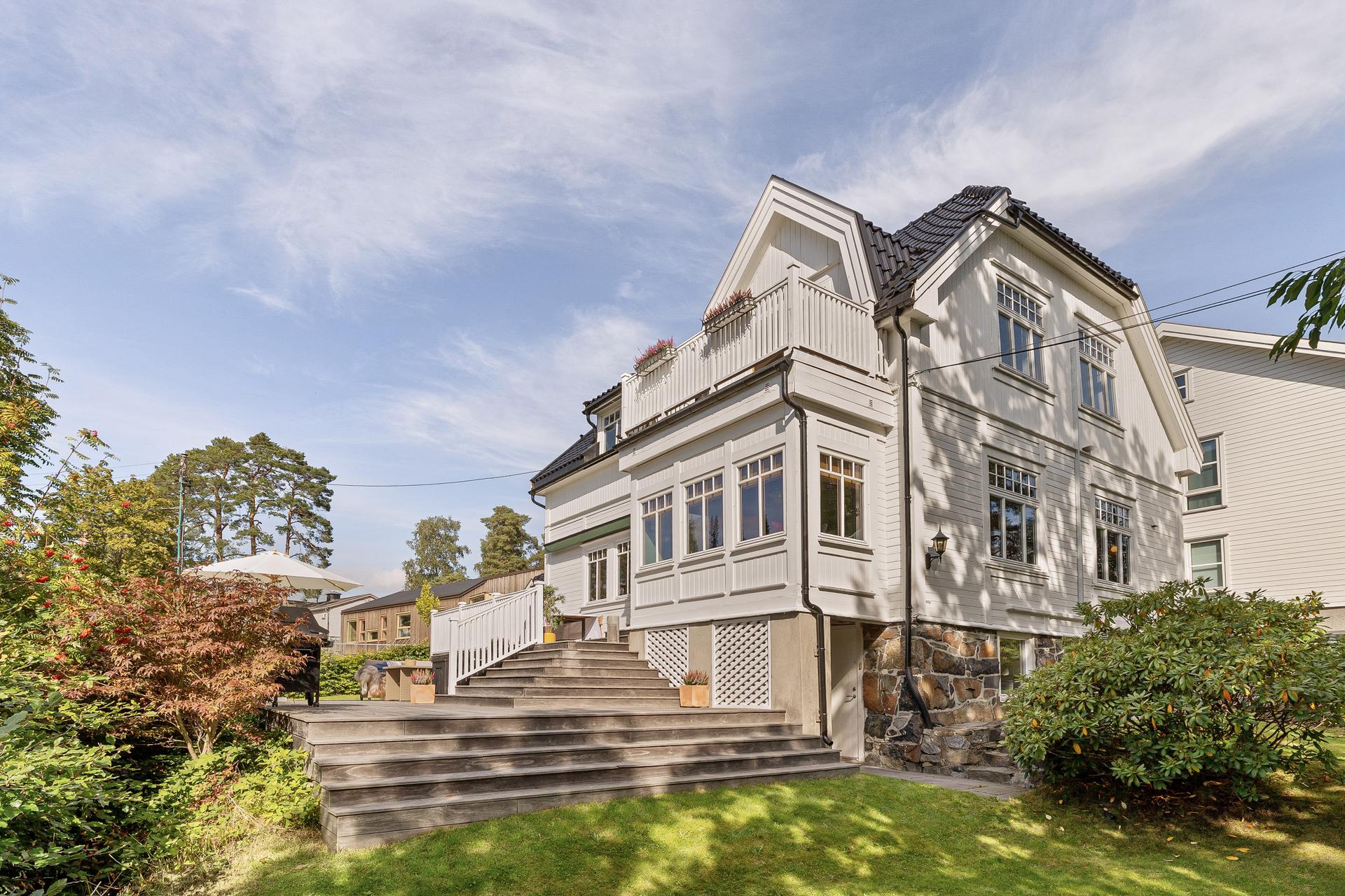 Romslig (246 m²) vesentlig oppusset villa i klassisk stil fra 1915 beliggende i et attraktivt villaområde i kort gangavstand fra Sæterkrysset i bydel Nordstrand.. Bilde nummer 1 av 3
