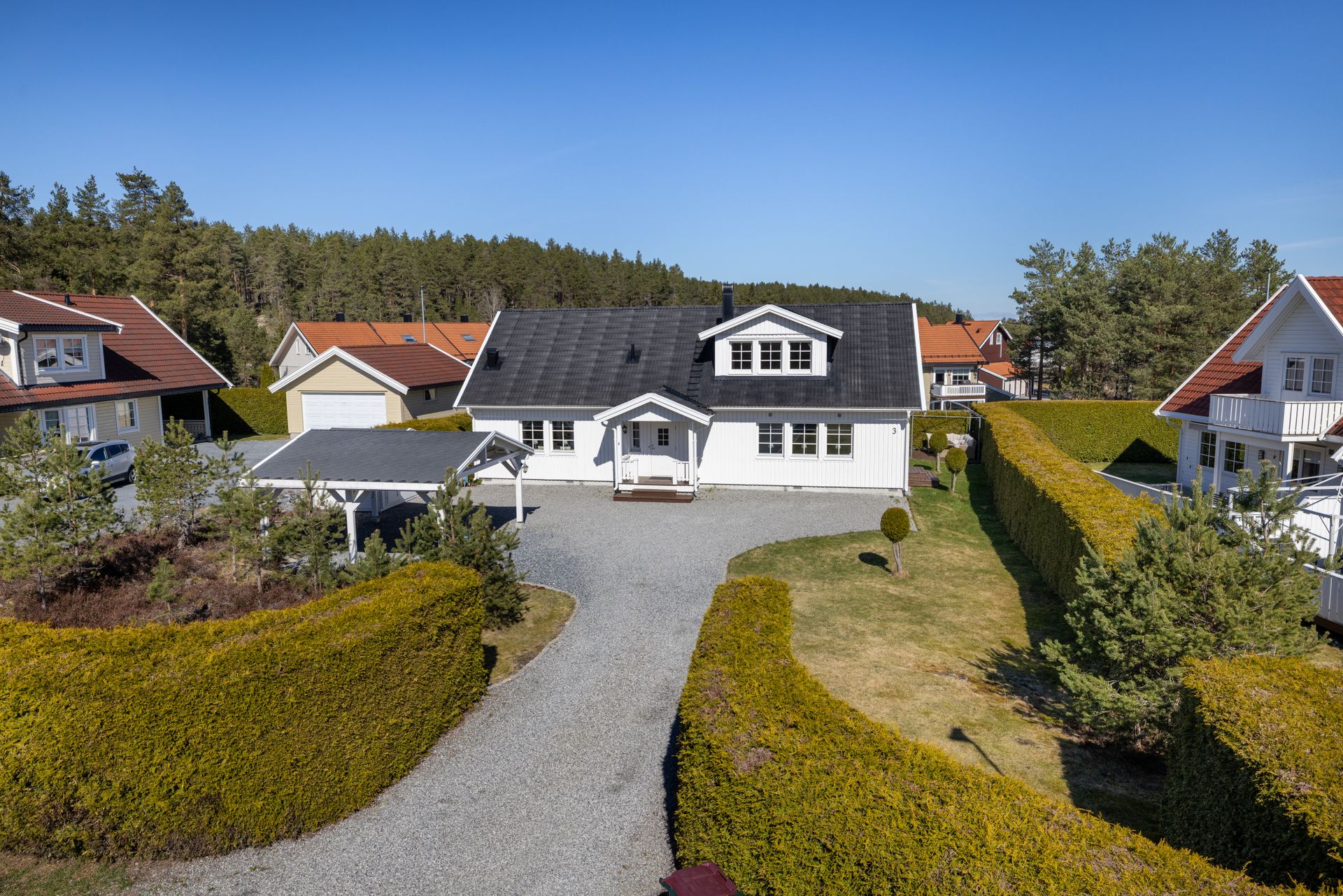 Velkommen til Blåbærstien 3! En innholdsrik enebolig fra 2006 med en skjermet og god beliggenhet i et naturskjønt, etablert boligområde på Ormåsen. Foto: Morten Normann Larsen.. Bilde nummer 1 av 3