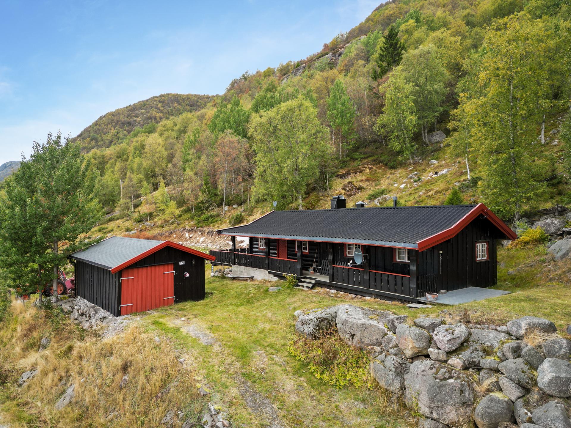 EiendomsMegler1 ved Ann Helen Jamtveit ønsker velkommen til Totakvegen 677!                 Foto Inbovi . Bilde nummer 1 av 3