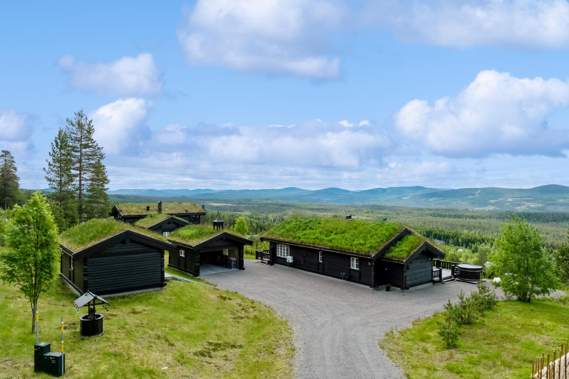 Flott fritidseiendom med høy beliggenhet, 558 m.o.h., i Nyskog hytteområde i Landsjøåsen. Bilde nummer 2 av 3