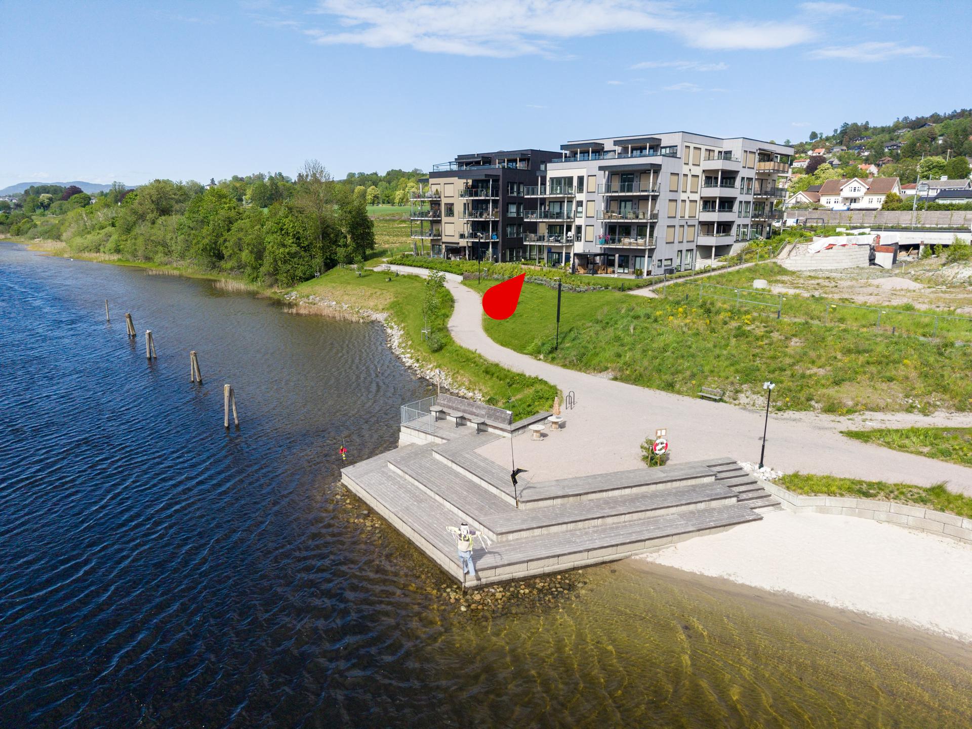Særdeles nydelig beliggenhet ned mot elven. Vestvendt. IN ordning og heis. Medfølger en parkeringsplass i felles garasjekjeller med elbillader. Mulighet for kjøp av en ekstra garasjeplass! . Bilde nummer 2 av 3