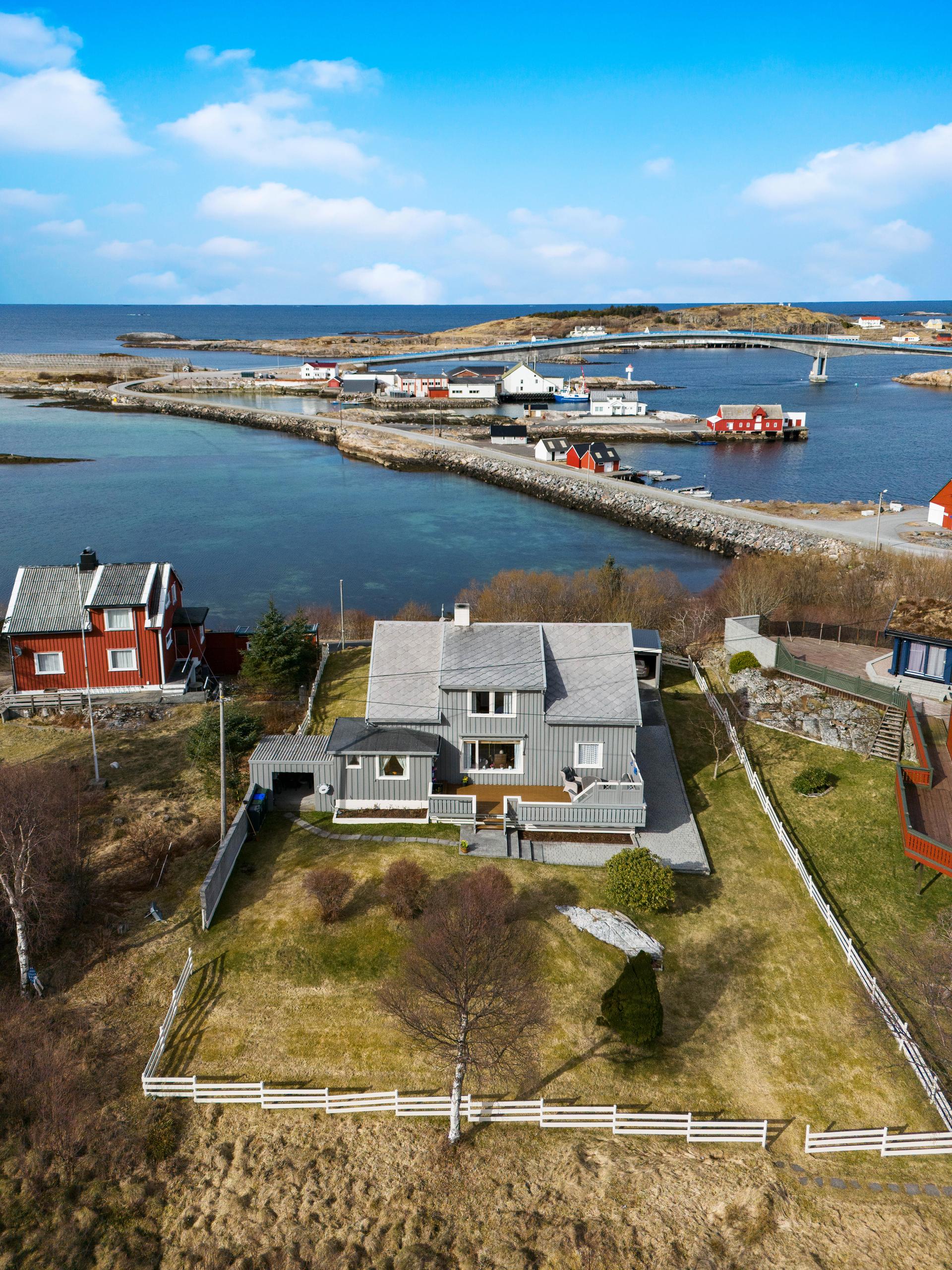 Enebolig med nausttomt og flytebrygge beliggende på Langøya. Bilde nummer 2 av 3