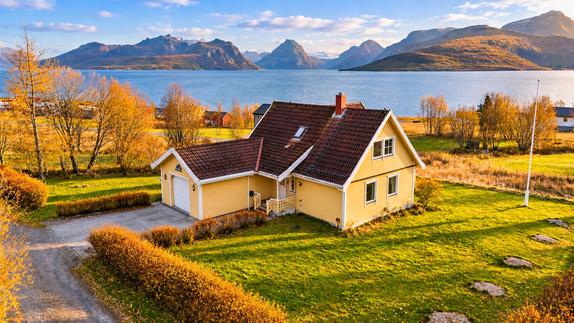 Boligen har en romslig tomt på ca. 1,3 mål med meget gode sol- og utsiktsforhold. . Bilde nummer 2 av 3