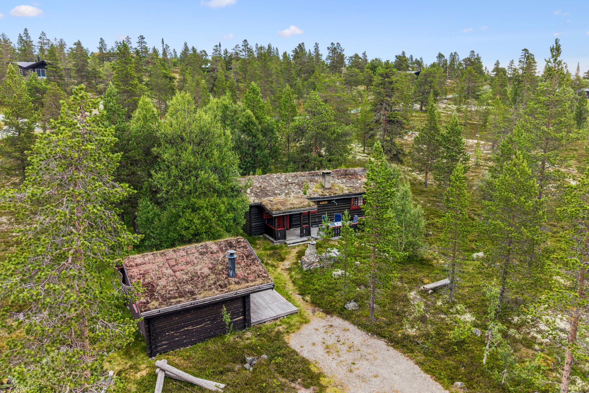 Eiendommen ligger usjenert til i et etablert hytteområde, med god avstand til øvrige hytter.. Bilde nummer 3 av 3