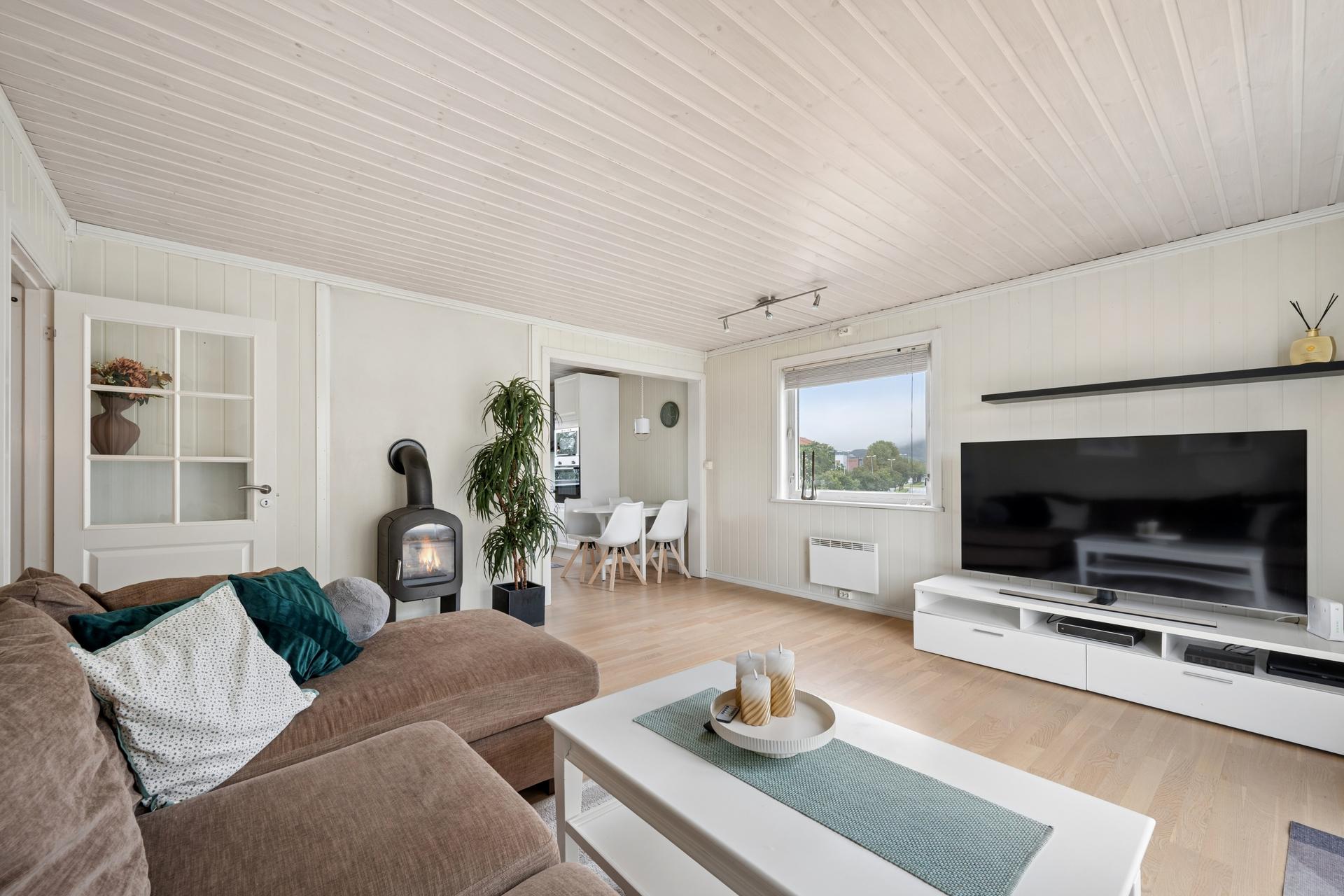 3- roms selveierleilighet i 2. etasje med arealer på loft og garasjeplass.. Bilde nummer 2 av 3