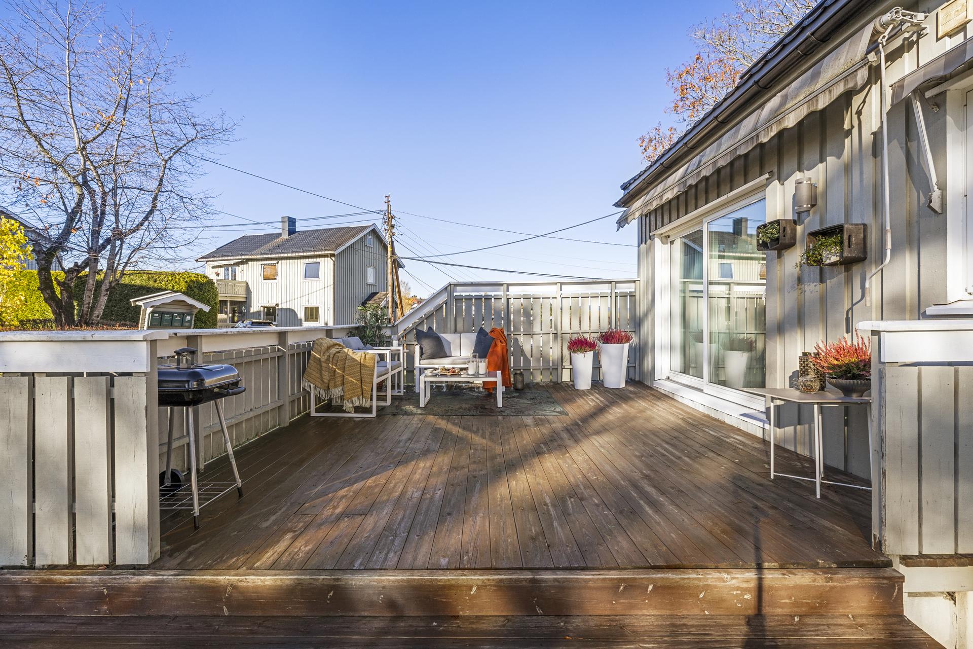 Fra stuen er det direkte utgang gjennom en praktisk skyvedør til en romslig terrasse og hage med gode solforhold. Bilde nummer 3 av 3
