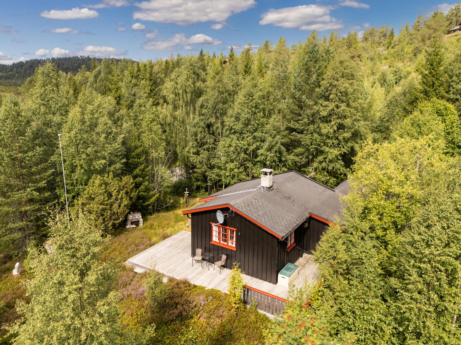 Eiendommen ligger usjenert og fredelig til, omgitt av skog og natur.. Bilde nummer 3 av 3
