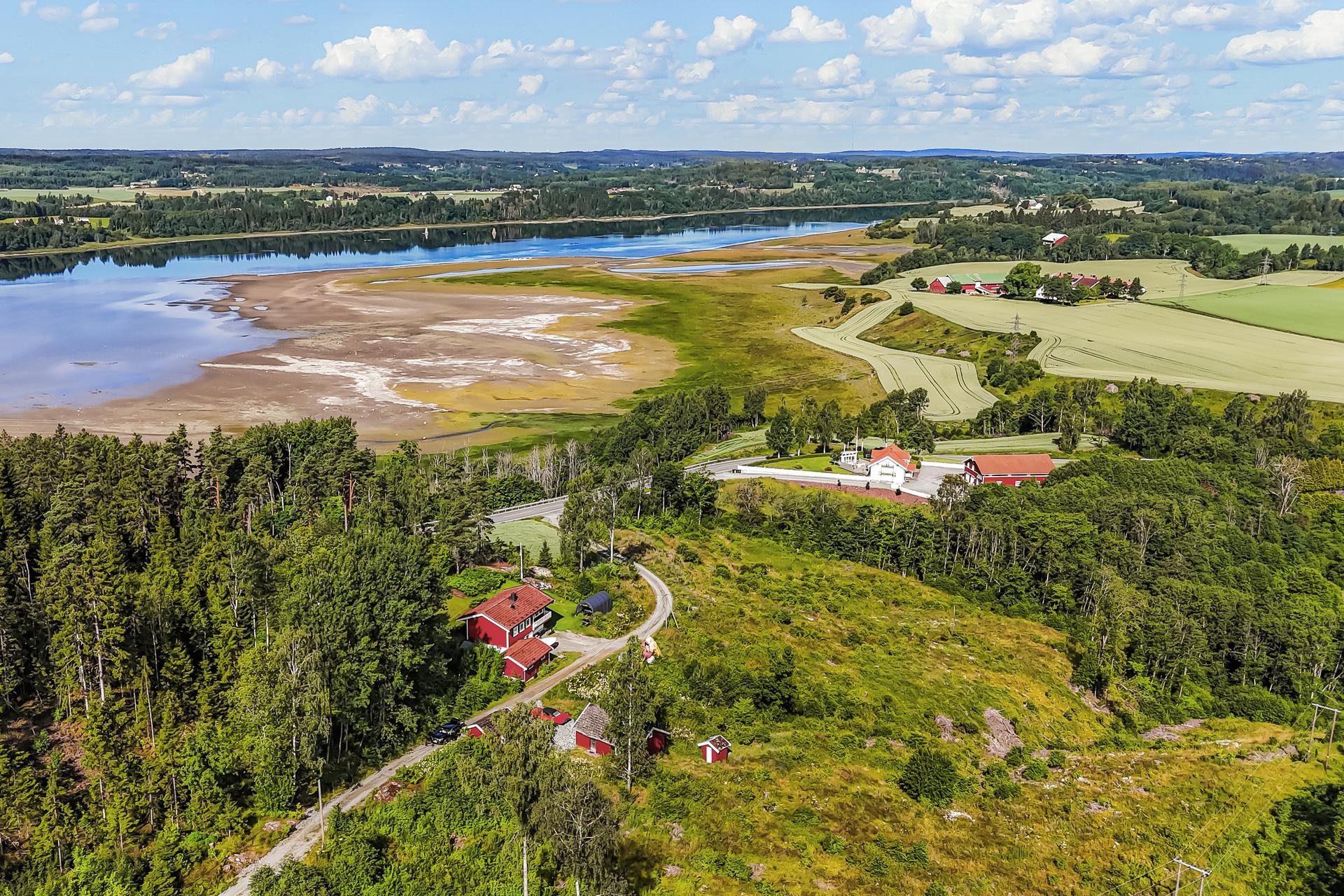 Enebolig fra 1953 med stort potensial. Et renoveringsobjekt på en 966 m² stor naturtomt.. Bilde nummer 2 av 3