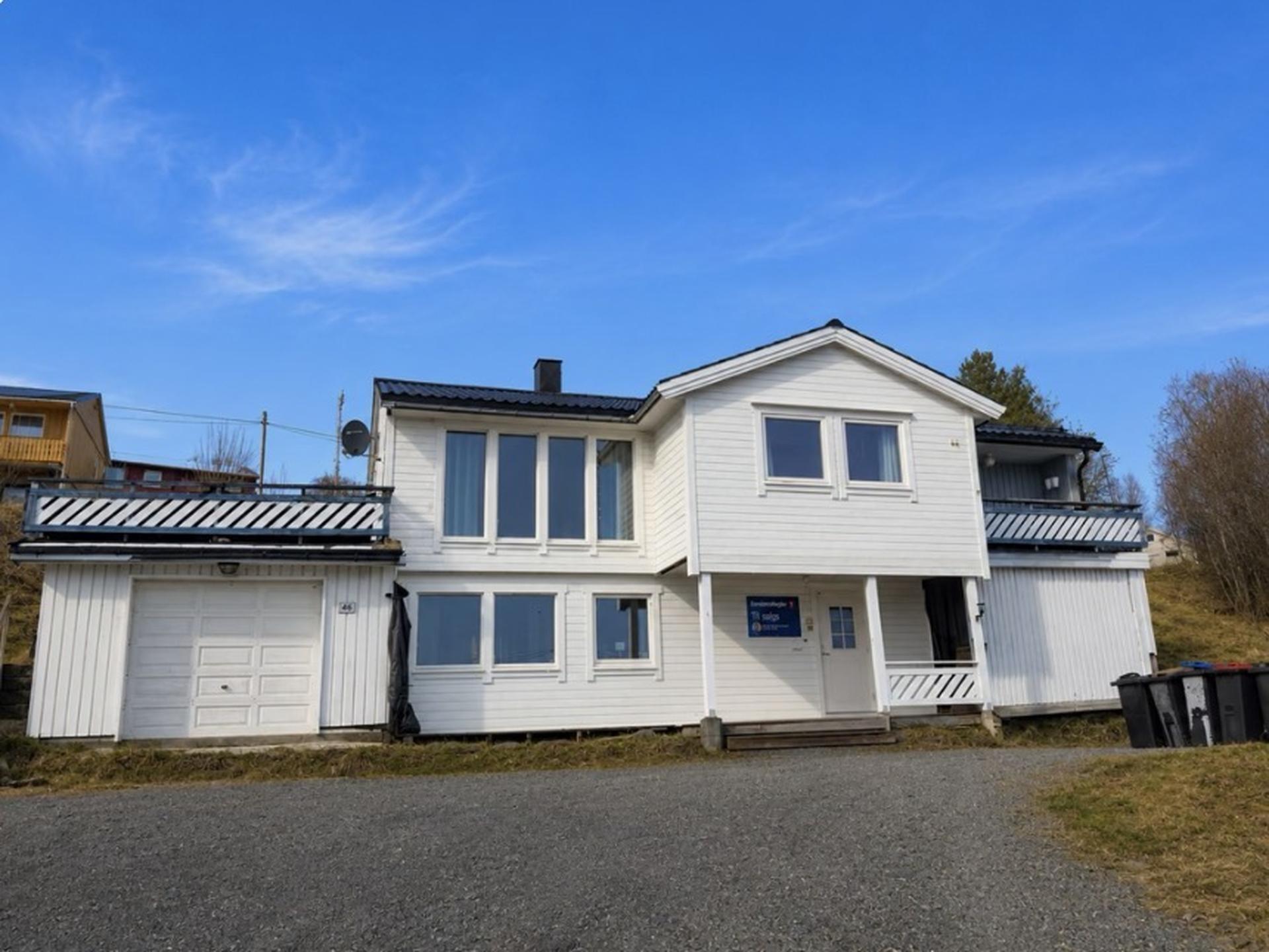 EiendomsMegler 1 v/ Bente Norhild Larsen har gleden av å ønske velkommen til til Sundveien 44! . Bilde nummer 1 av 3