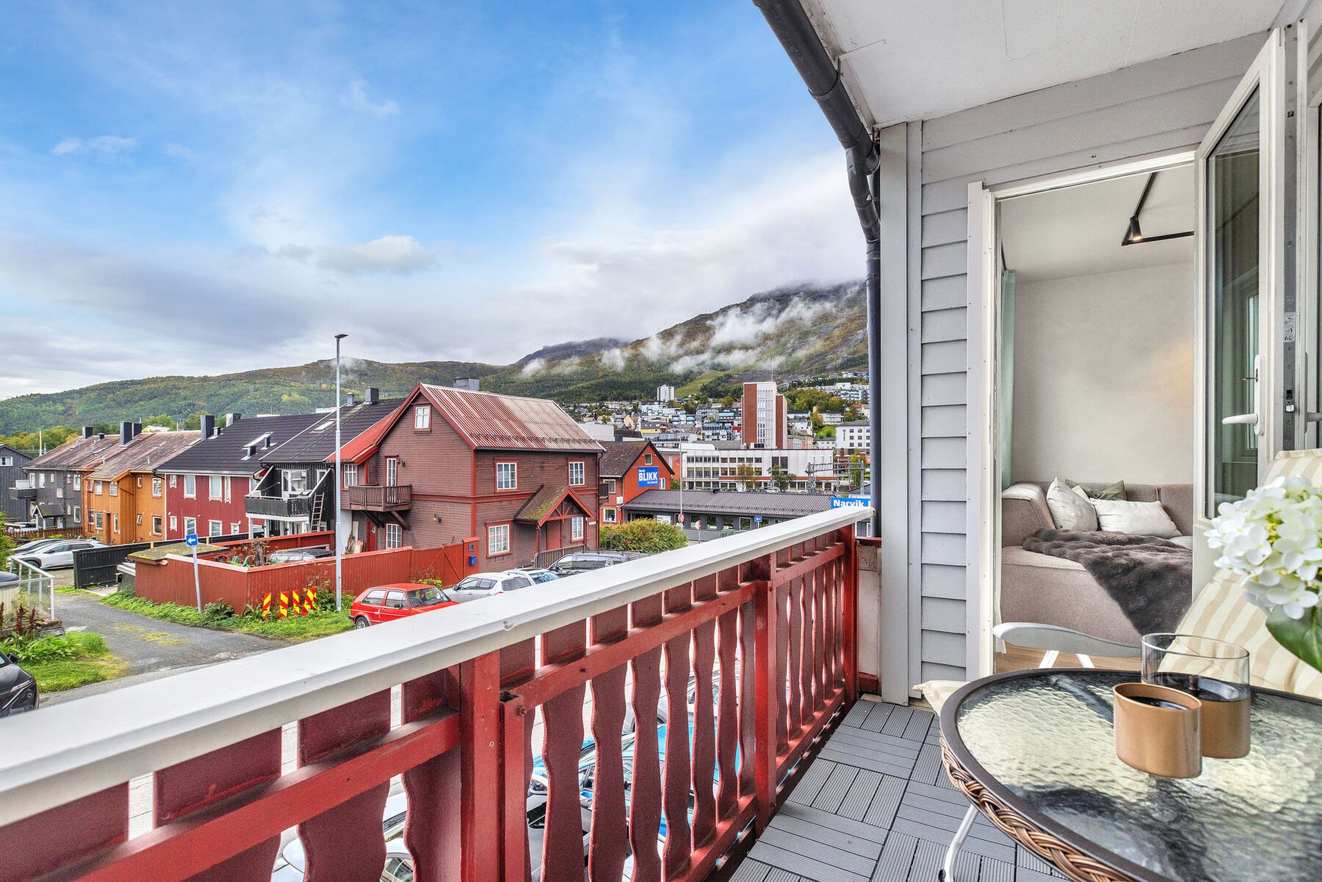 Fra stuen er det direkte utgang til overbygd veranda med flott utsyn mot fjellene.. Bilde nummer 3 av 3