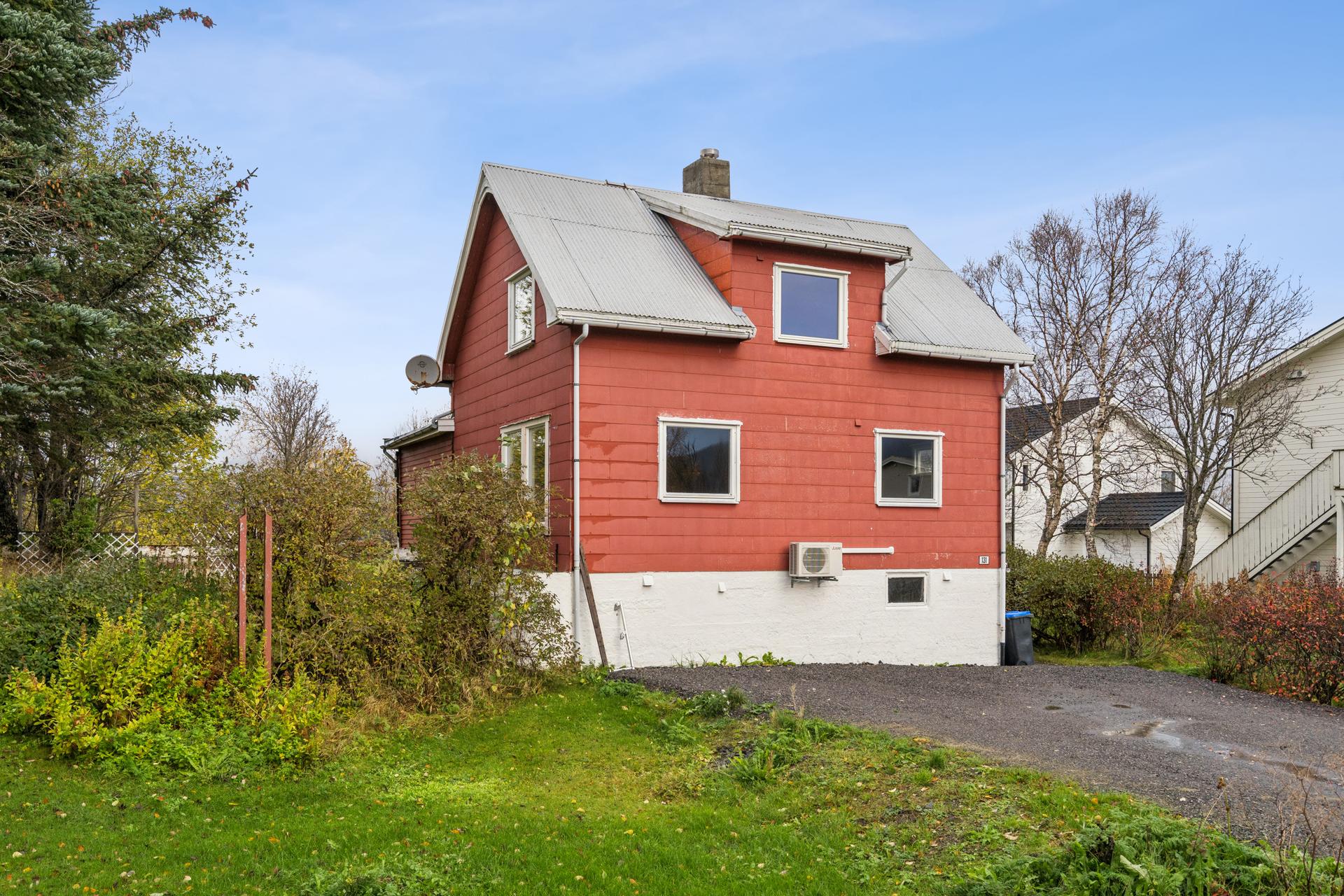 Boligen er opprinnelig fra 1952, holder normal standard ut ifra byggeår og trenger noe modernisering. . Bilde nummer 3 av 3