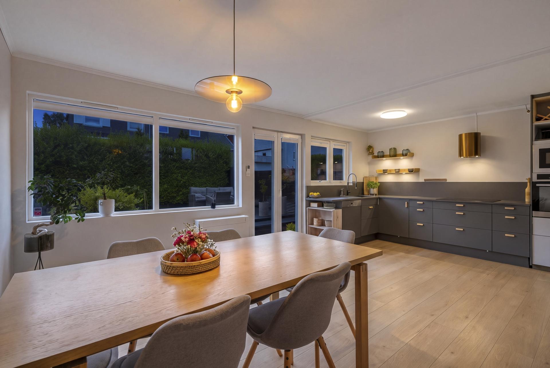 Stilig 60-talls arkitektur kombineres med familievennlig planløsning og moderne komfort. Bilde nummer 2 av 3