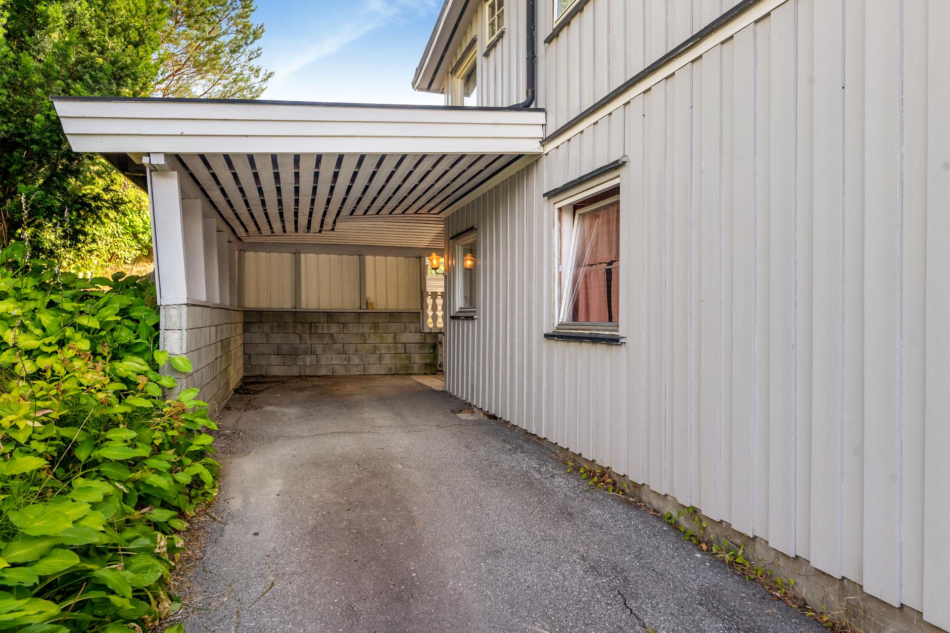 Parkering under tak i carport.. Bilde nummer 3 av 3