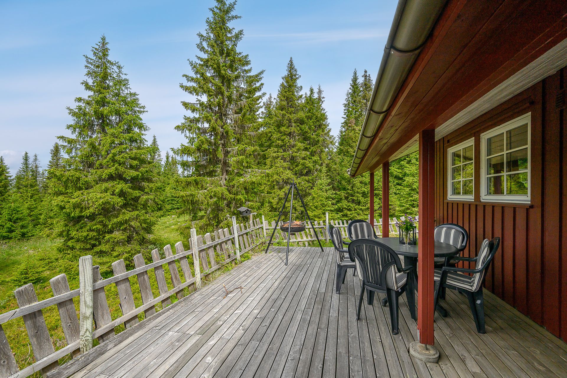 Delvis overbygd og vestvendt terrasse på 24 m². Herfra er det kort vei til naturen.. Bilde nummer 3 av 3