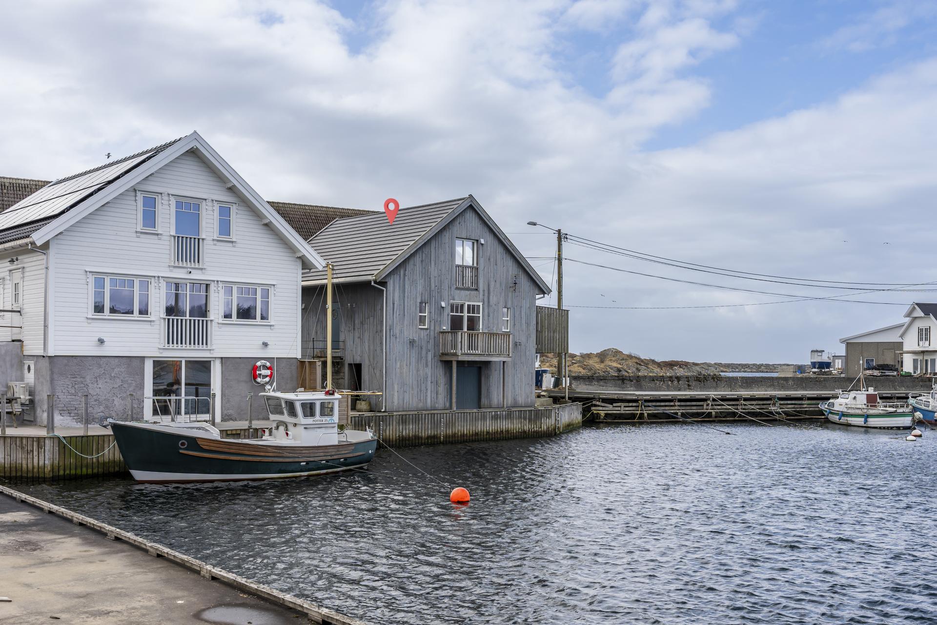 Velkommen til Sveholmvegen 9, presentert av Eiendomsmegler 1 Karmøy v/ Ingeborg Gangsøy Pedersen. Foto: Vestbris. Bilde nummer 1 av 3