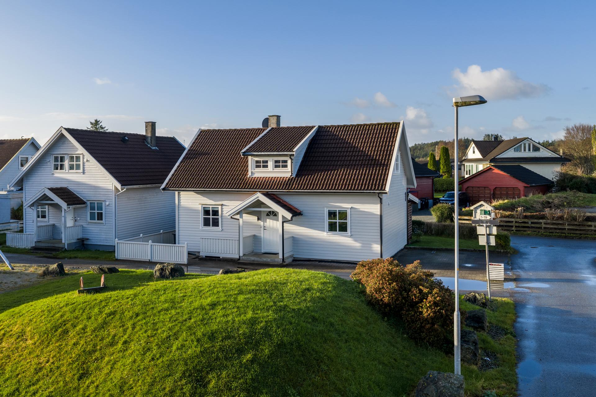 Velkommen til Guletjødnvegen 1 presentert av Eiendomsmegler 1 Karmøy v/ Ingeborg Gangsøy Pedersen. Foto: Vestbris. Bilde nummer 1 av 3