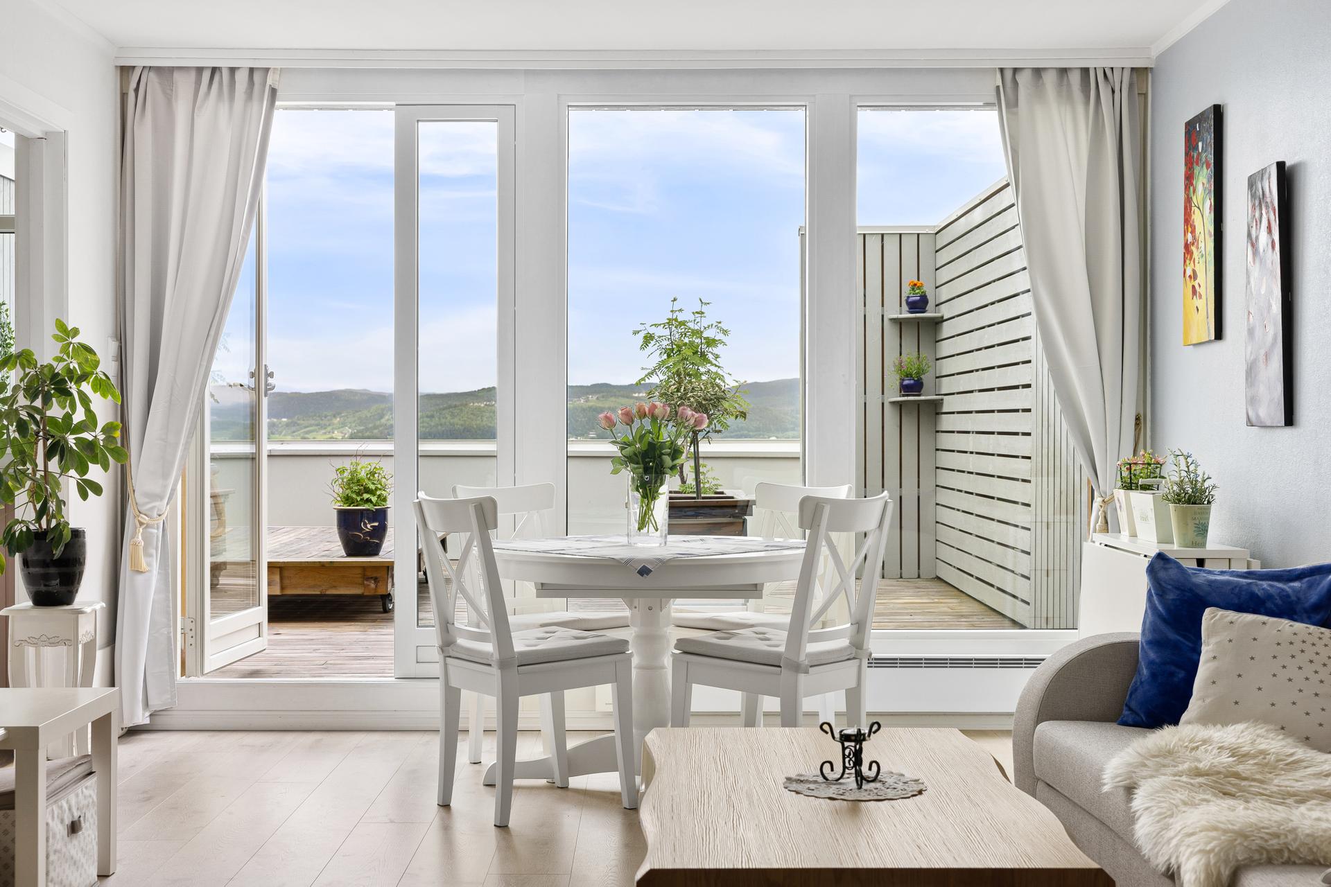 Leiligheten ligger i 5.etasje i populære terrassehusene i Husbykleiva. . Bilde nummer 2 av 3
