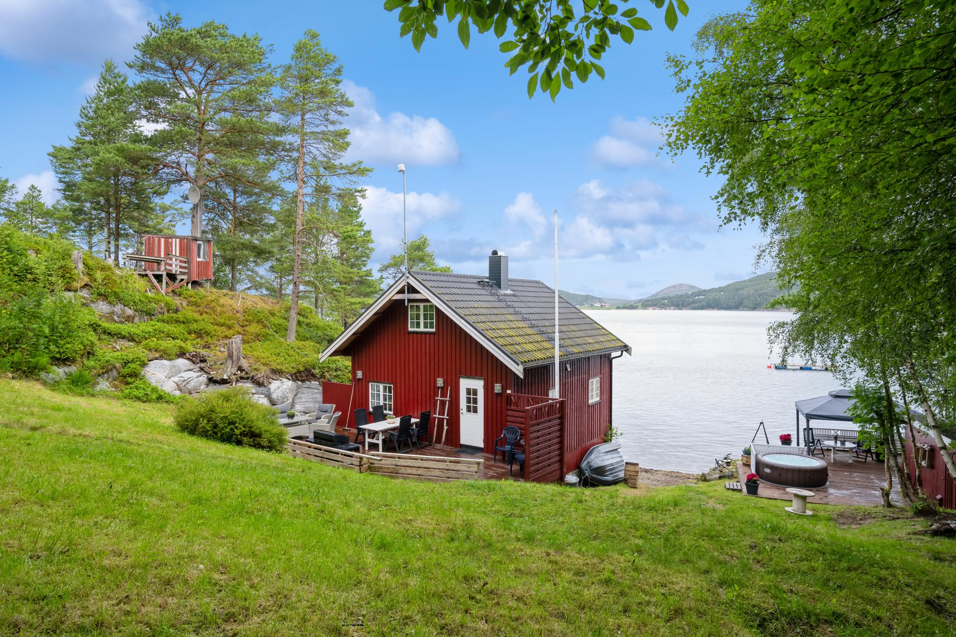 Eiendomsmegler 1 v/Sindre Belsås har gleden av å presentere denne sjeldne perlen av en eiendom - Helt nede i vannkanten ved Hemnfjorden selges det nå en flott fritidsbolig med egen strand.. Bilde nummer 1 av 3