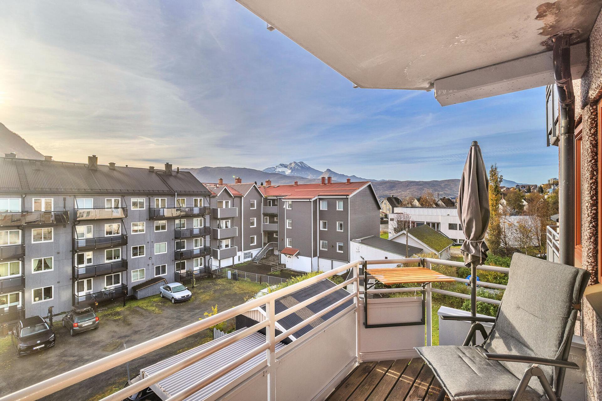Selveierleilighet i tredje etasje med heisadkomst og privat balkong. Carport tildeles av sameiet. . Bilde nummer 2 av 3