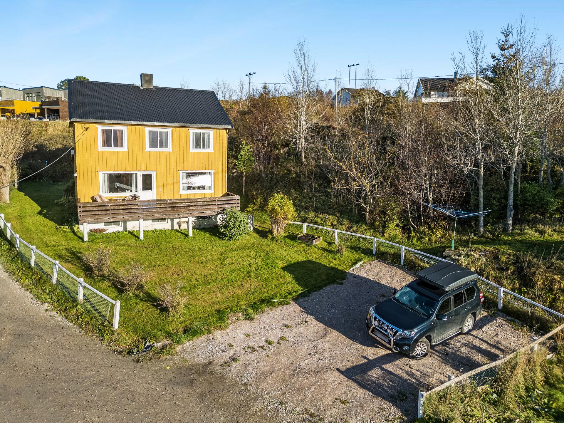 Eiendommen har en tomt på 1184,7 kvm. Naturtomt opparbeidet med parkeringsplass og plen. Bilde nummer 3 av 3