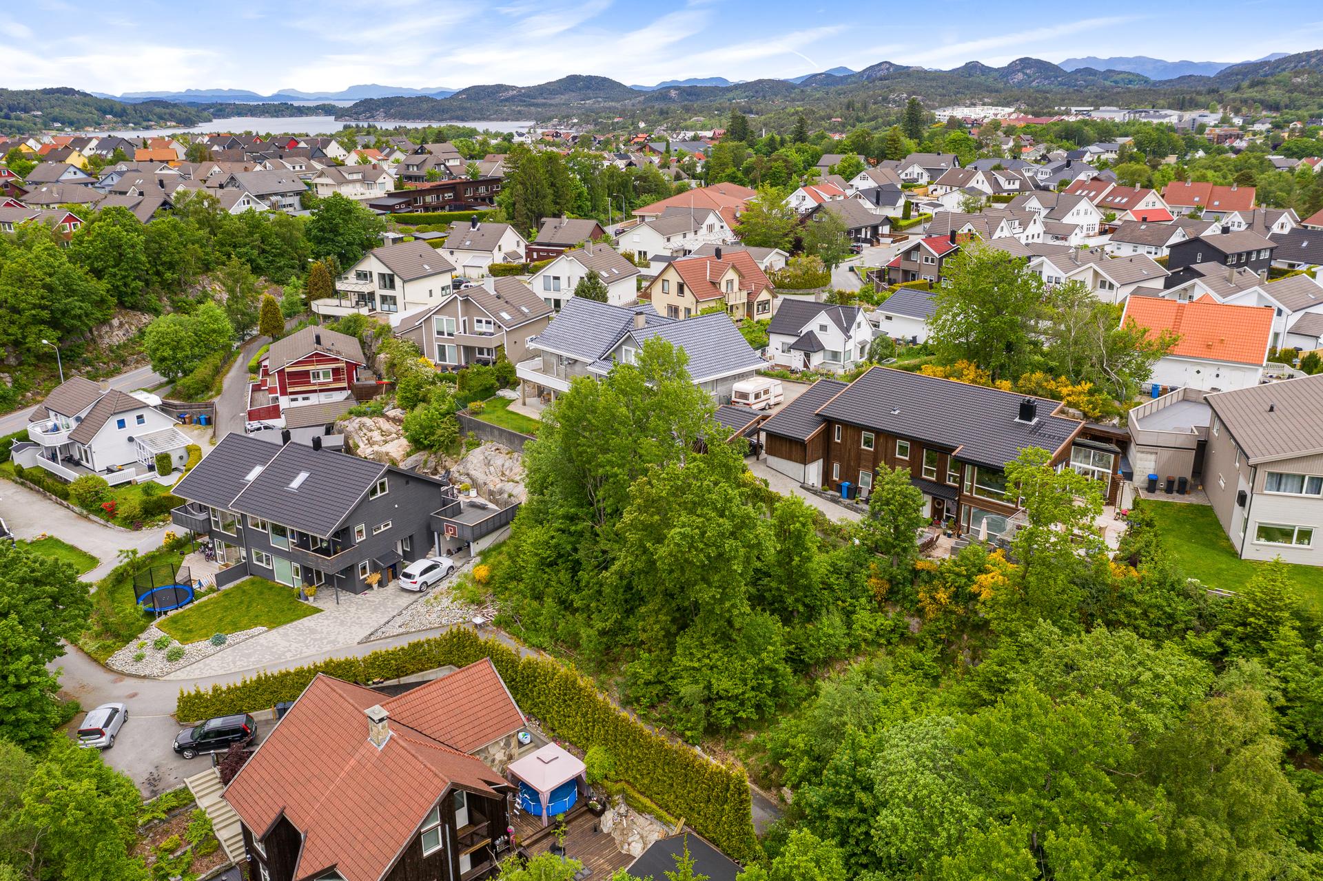 Attraktiv tomt på 557 m², beliggende i enden av en blindvei.. Bilde nummer 2 av 3