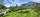 Eiendommen ligger på en lett skrånet tomt med opparbeidet hage.. Bilde nummer 3 av 3