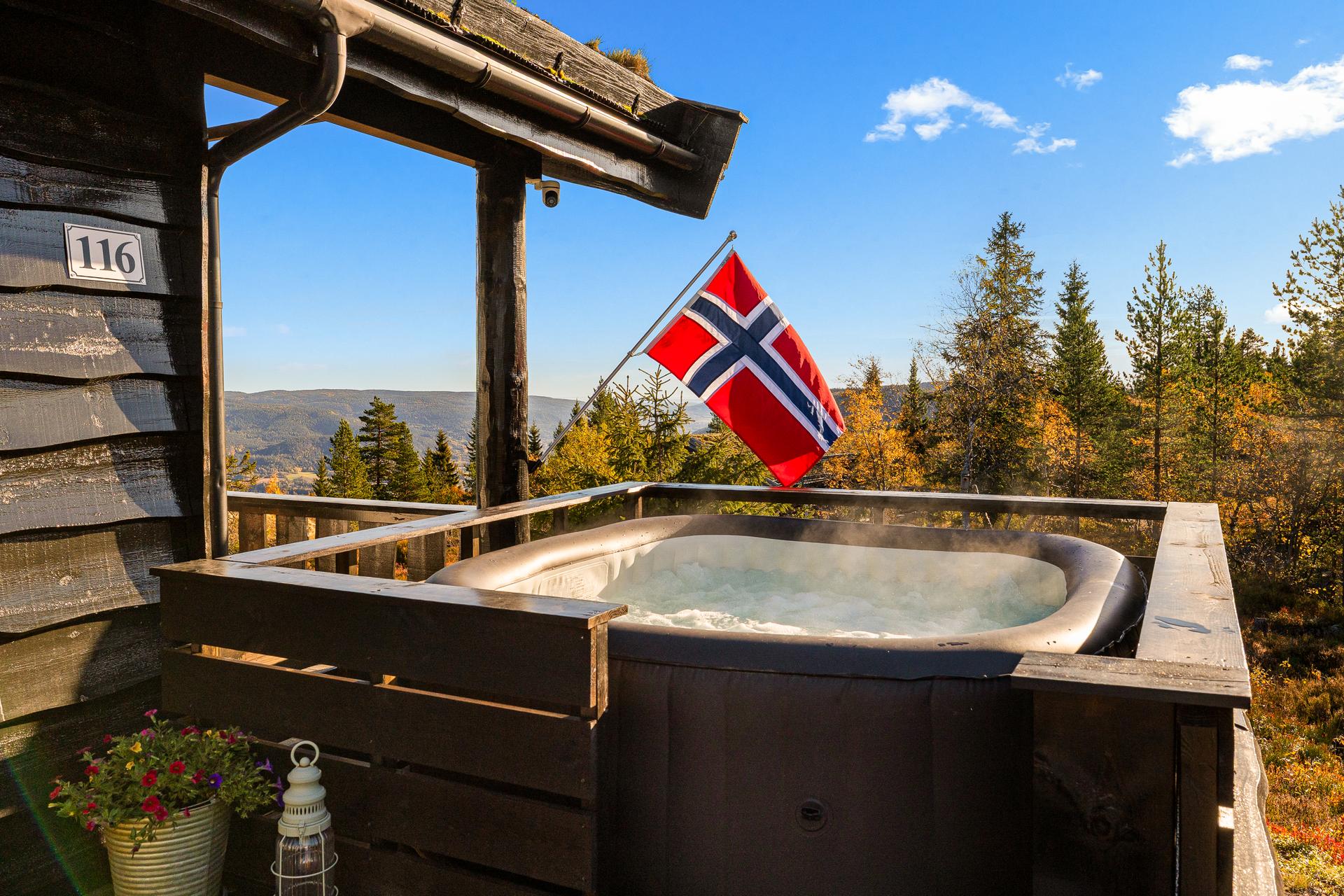 Nedsenket badestamp på hjørnet av terrassen med fritt utsyn mot naturen.. Bilde nummer 3 av 3