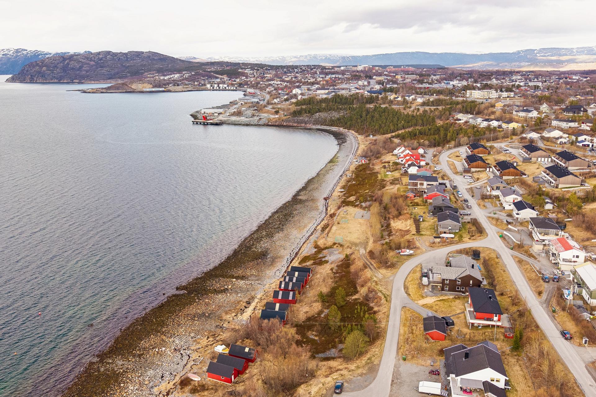 Eiendommen ligger ved sjøen med kort avstand til Alta sentrum og fasiliteter.. Bilde nummer 3 av 3