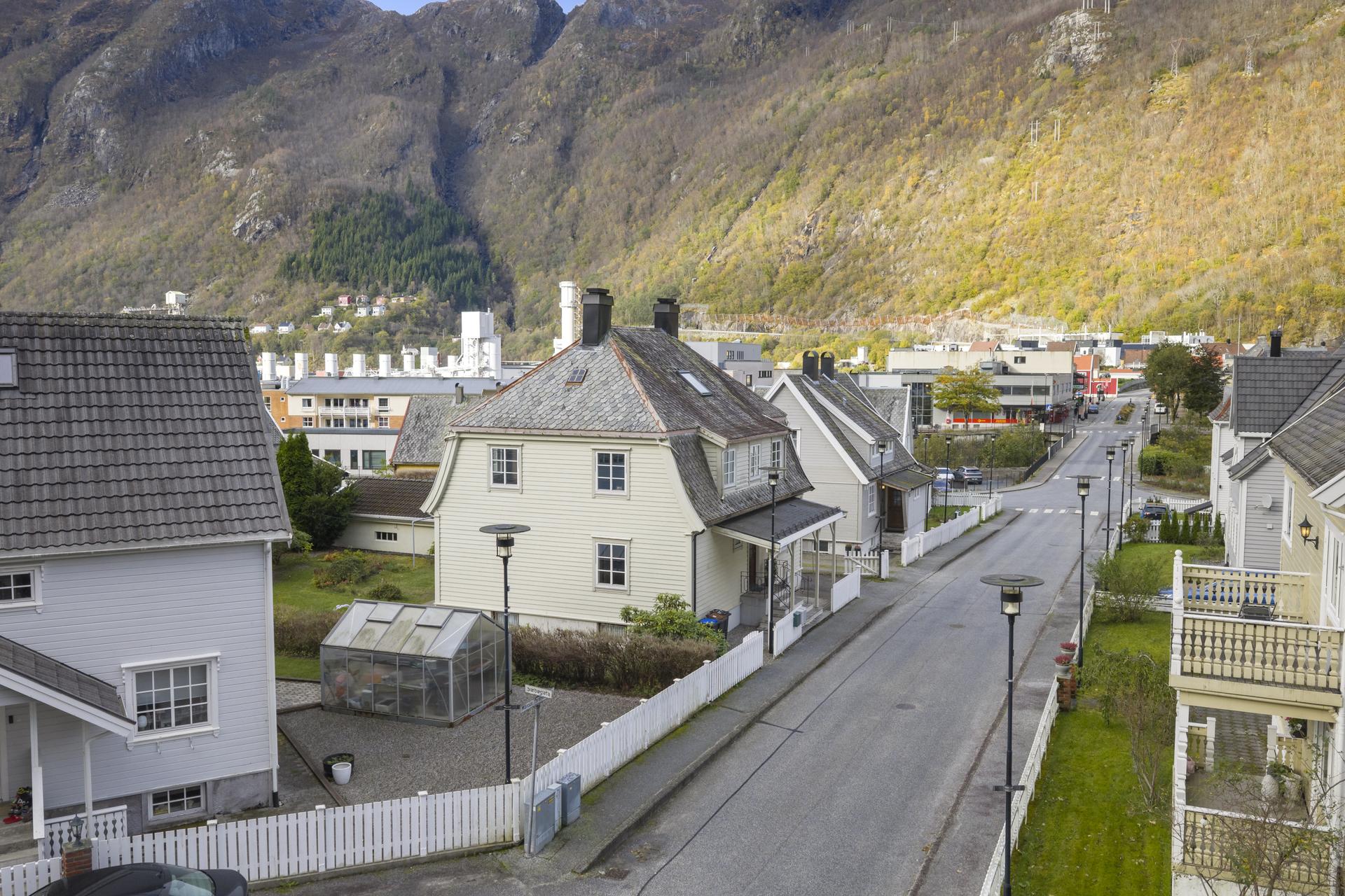 Bustaden ligg fint til i Marcus Thranesgate, sentralt plassert i Høyanger sentrum. Bilde nummer 2 av 3