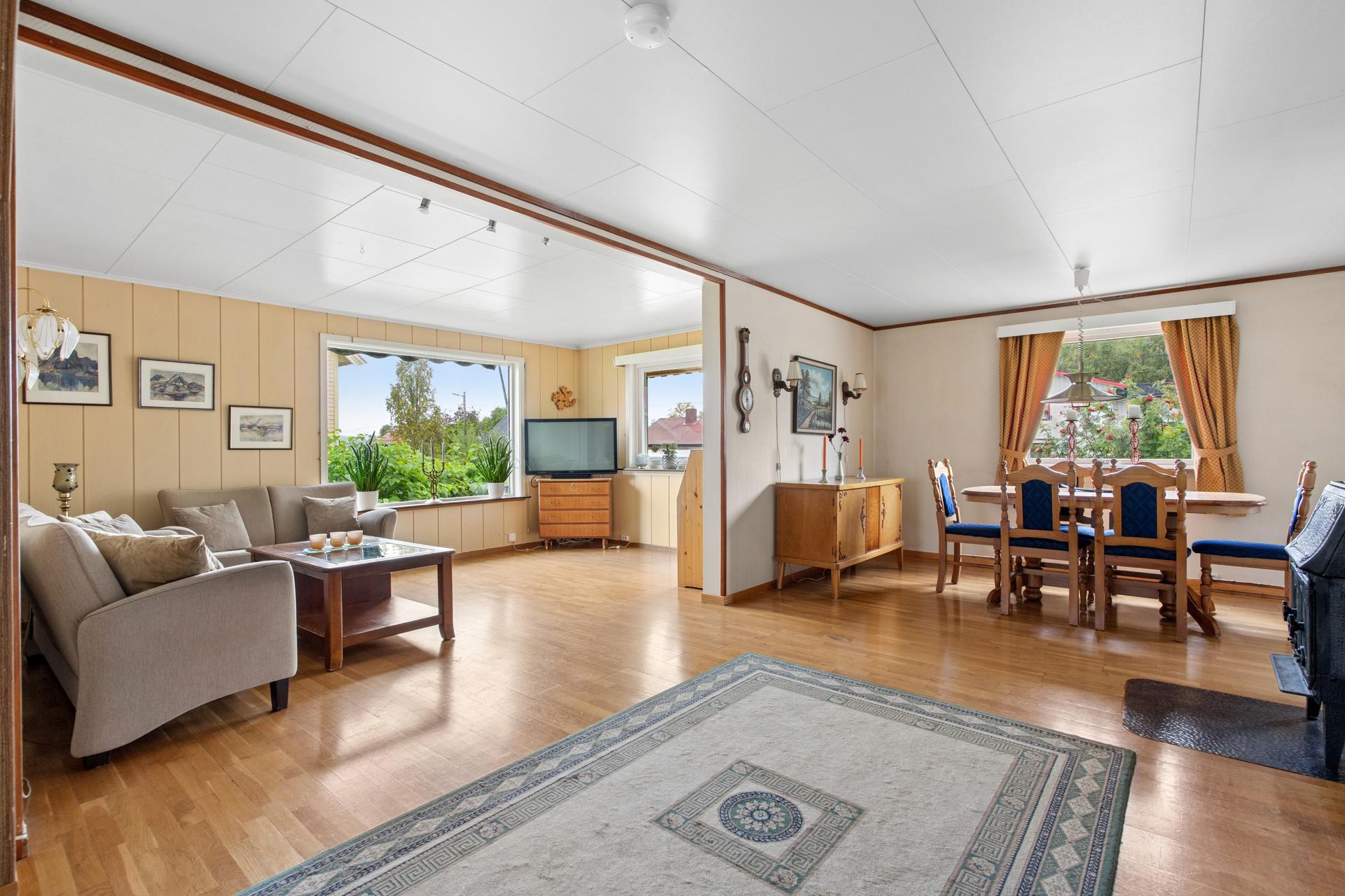 Enebolig fra 1962 over tre plan med fire soverom og stor garasje.. Bilde nummer 2 av 3